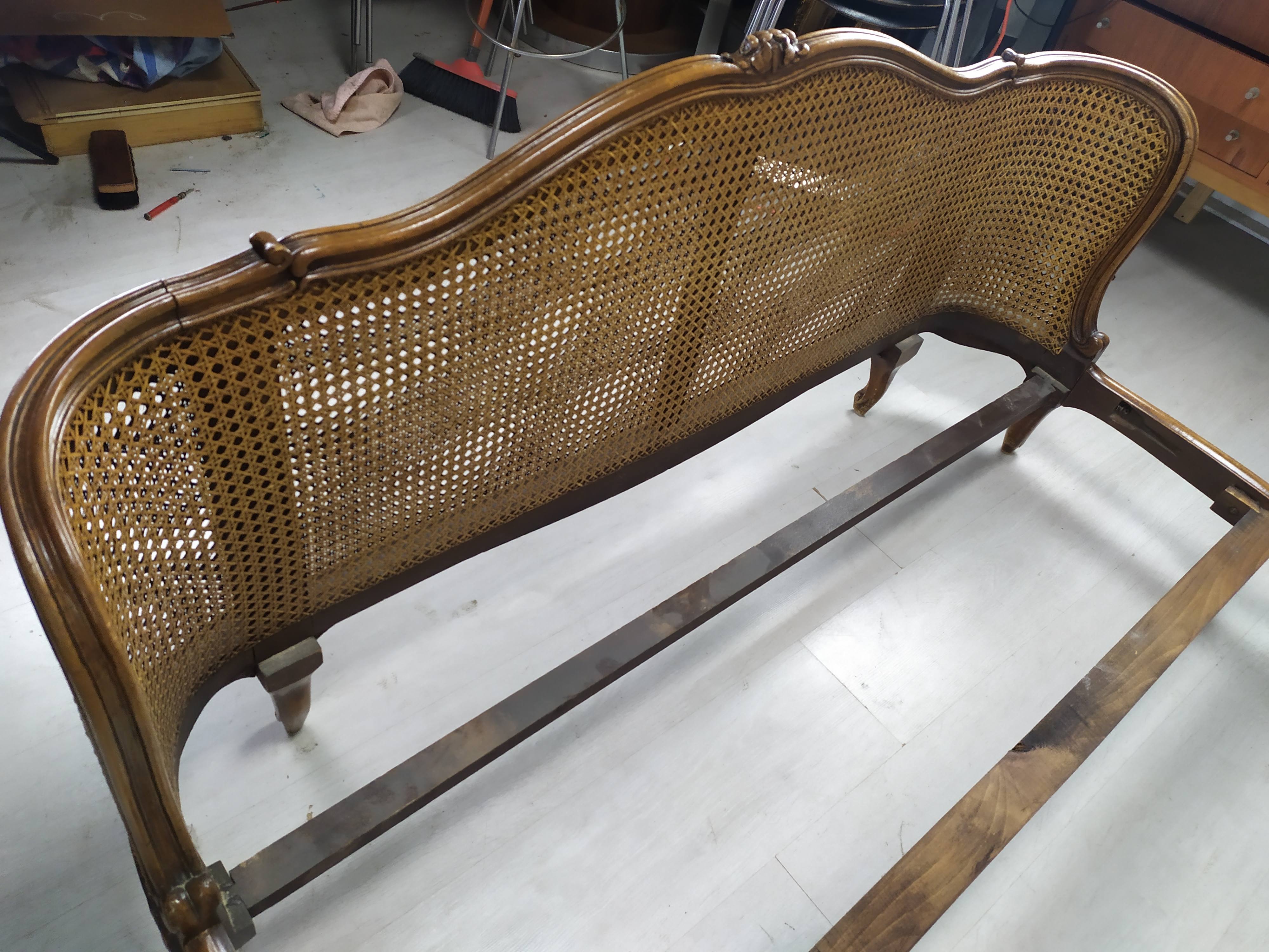 Vintage canned basket bed