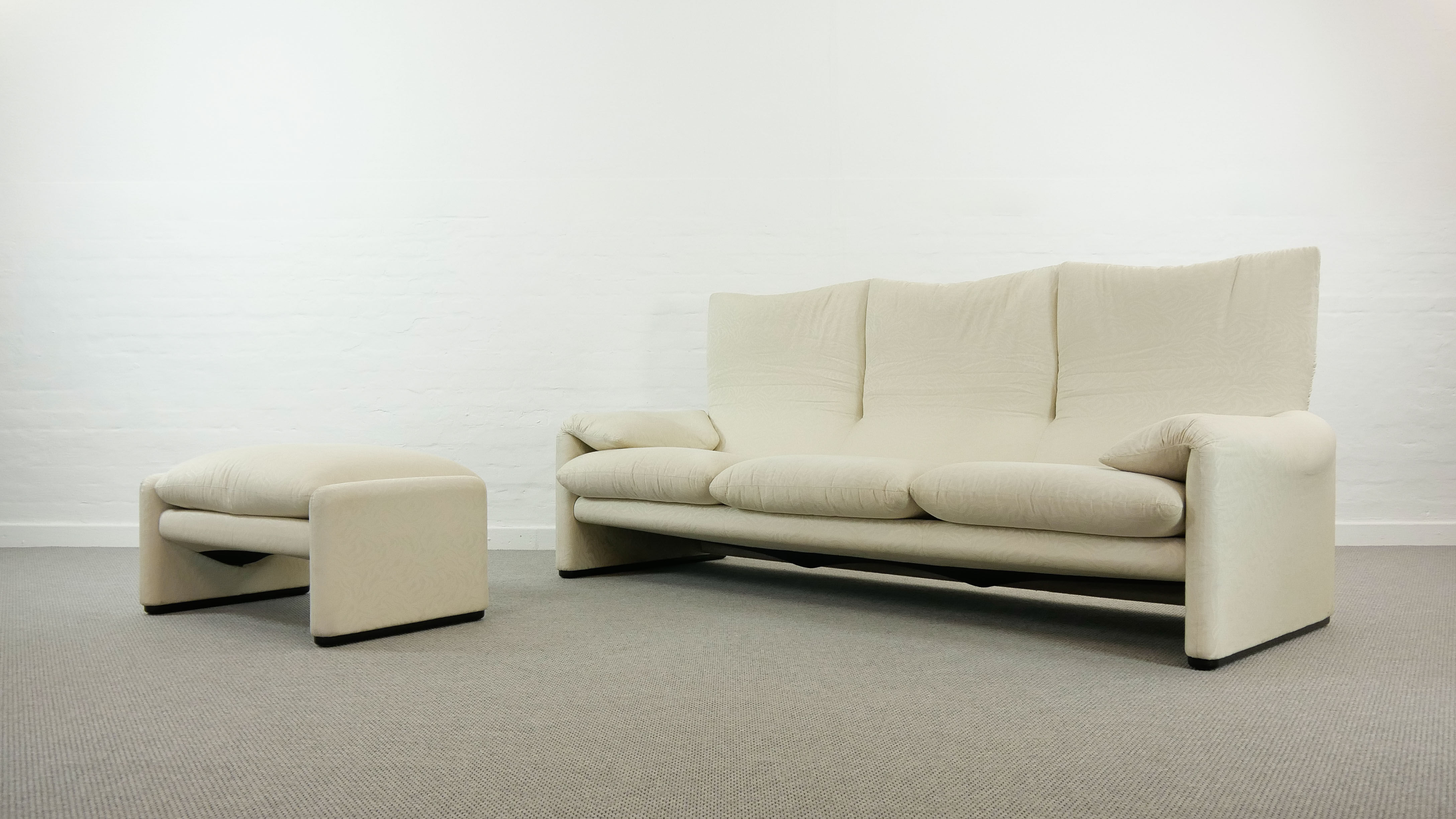 Maralunga 3-seat Sofa with Footrest in offwhite by Vico Magistretti for Cassina, Italy
