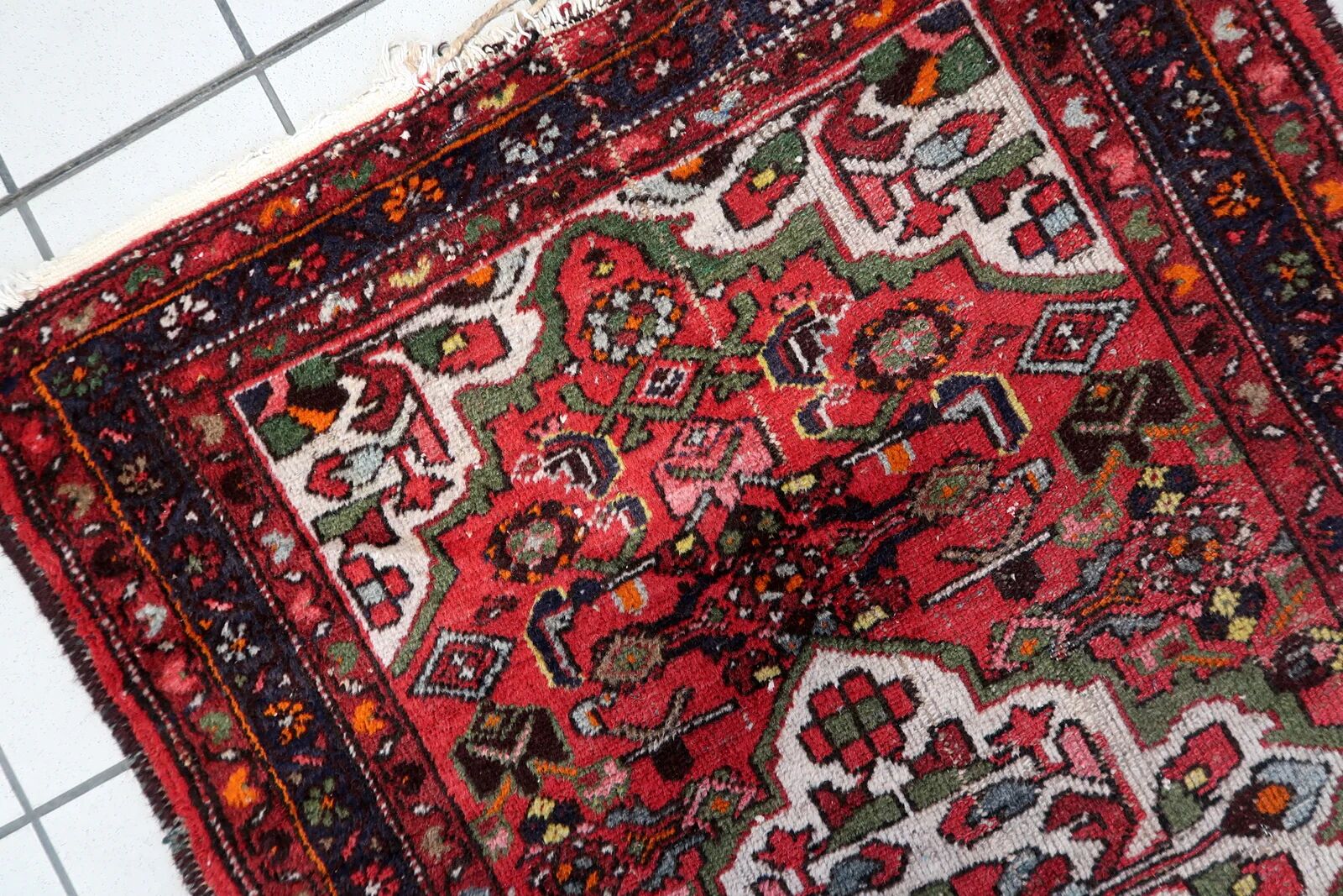 Antique 1920s Persian Hamadan rug, floral medallion, 104cm x 145cm