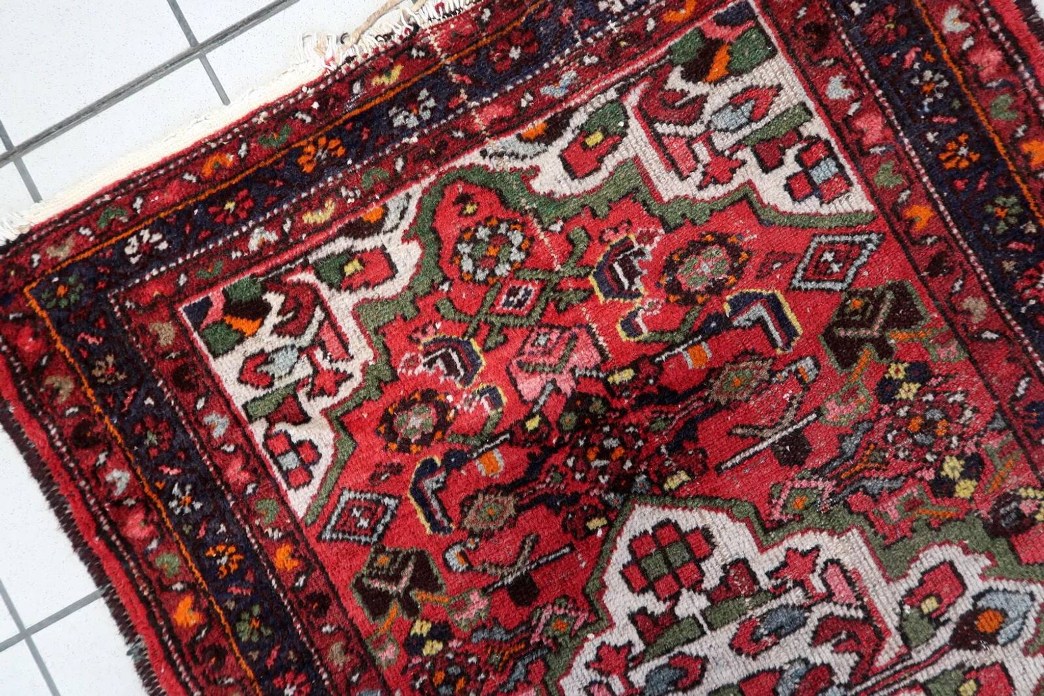 Antique 1920s Persian Hamadan rug, floral medallion, 104cm x 145cm
