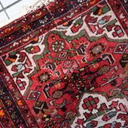 Antique 1920s Persian Hamadan rug, floral medallion, 104cm x 145cm