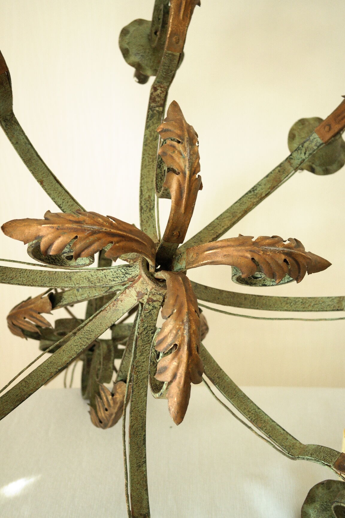 Lustre with 8 branches in wrought iron, grey-green patina and antique gilding.
