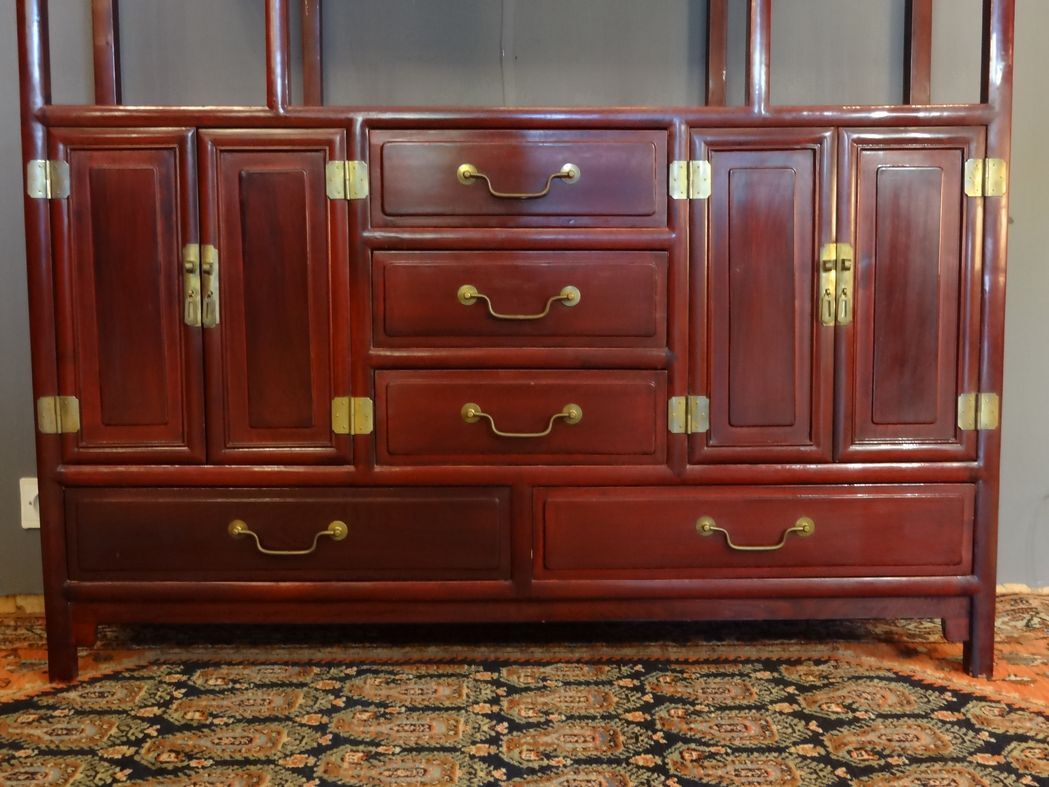 Low sideboard surmounted by bibus shelves in red lacquered wood, China XXth, 120 x 195 cm