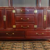 Low sideboard surmounted by bibus shelves in red lacquered wood, China XXth, 120 x 195 cm