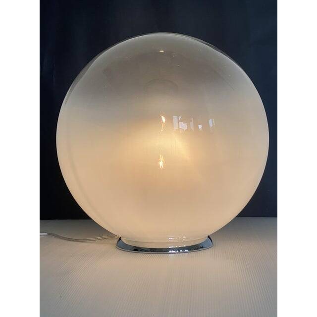 Contemporary scenographic murano vanished-white murano glass table lamp in 70's style