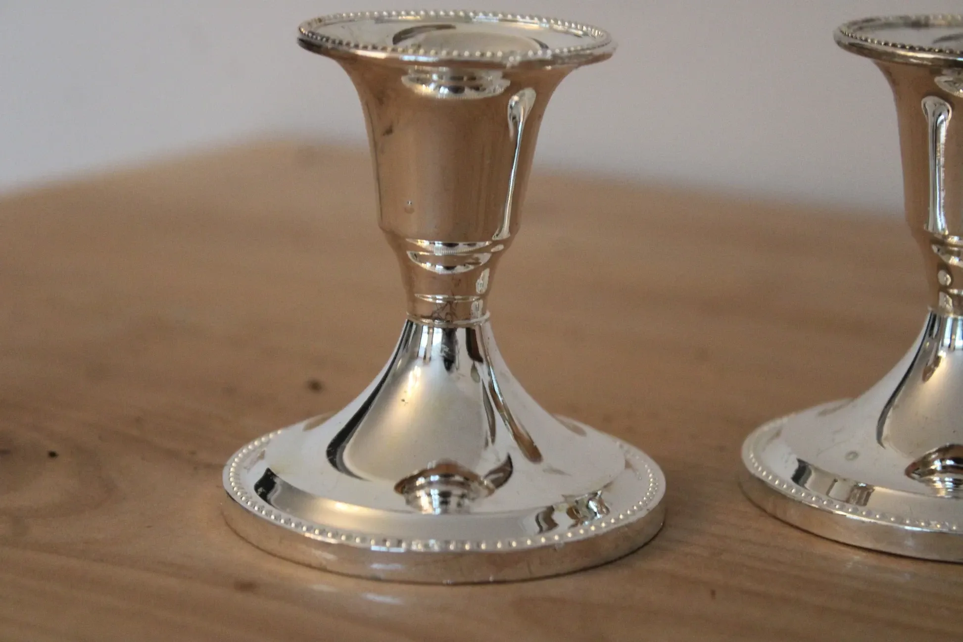 Pair of small silver candle holders with beaded borders – With Boursault box – H 7 cm