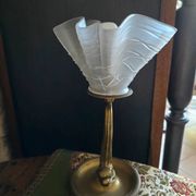 Lampe à poser pied laiton poisson et tulipe en verre drapée