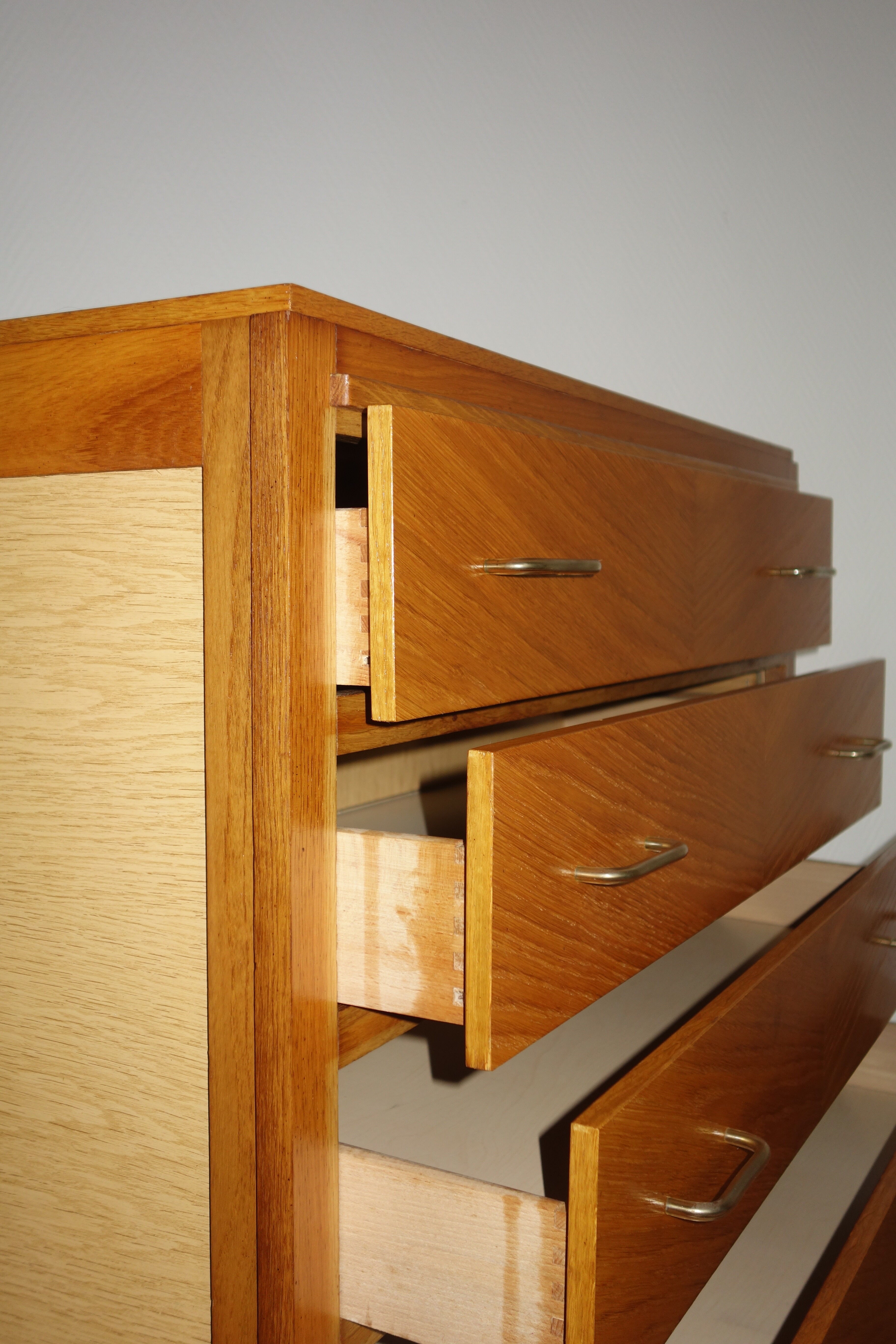 Dresser with compass feet of the 1950s