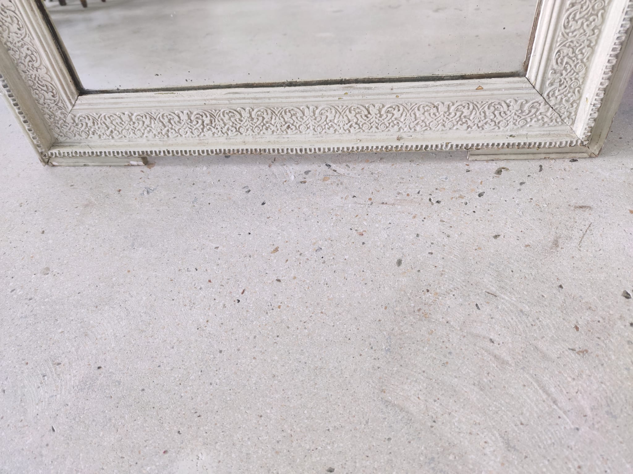 Rectangular mirror in light green lacquered wood with pediment H:1m39