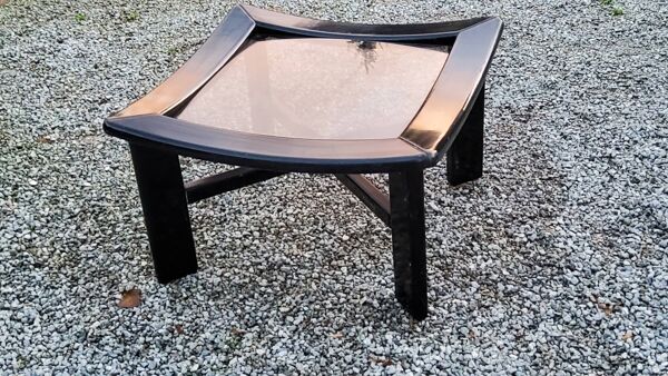 Table basse design des années 70 en bois laqué noir plateau en verre fumé
