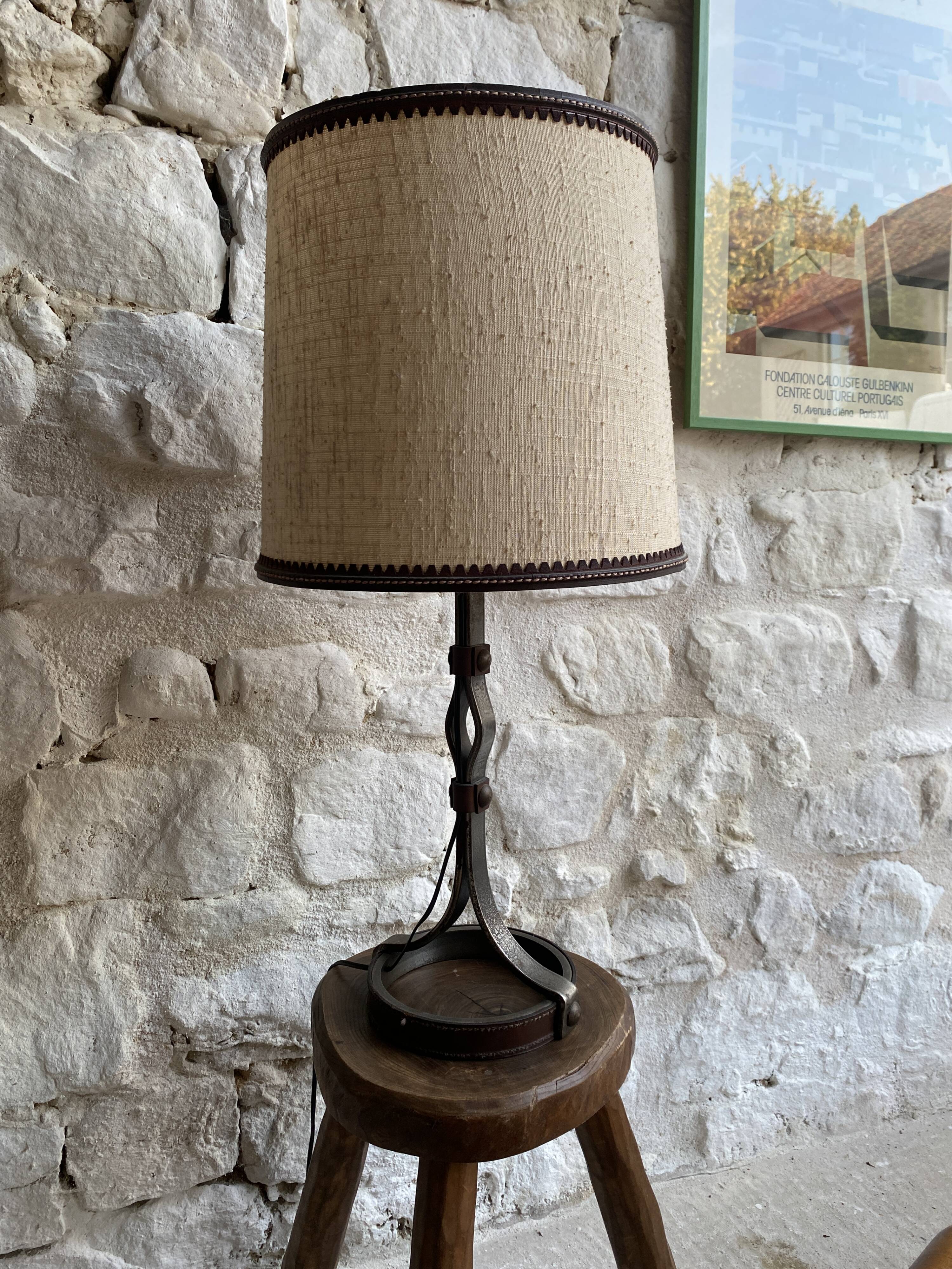 Pied de lampe de table en fer et cuir par Jean-Pierre Ryckaert - 1950