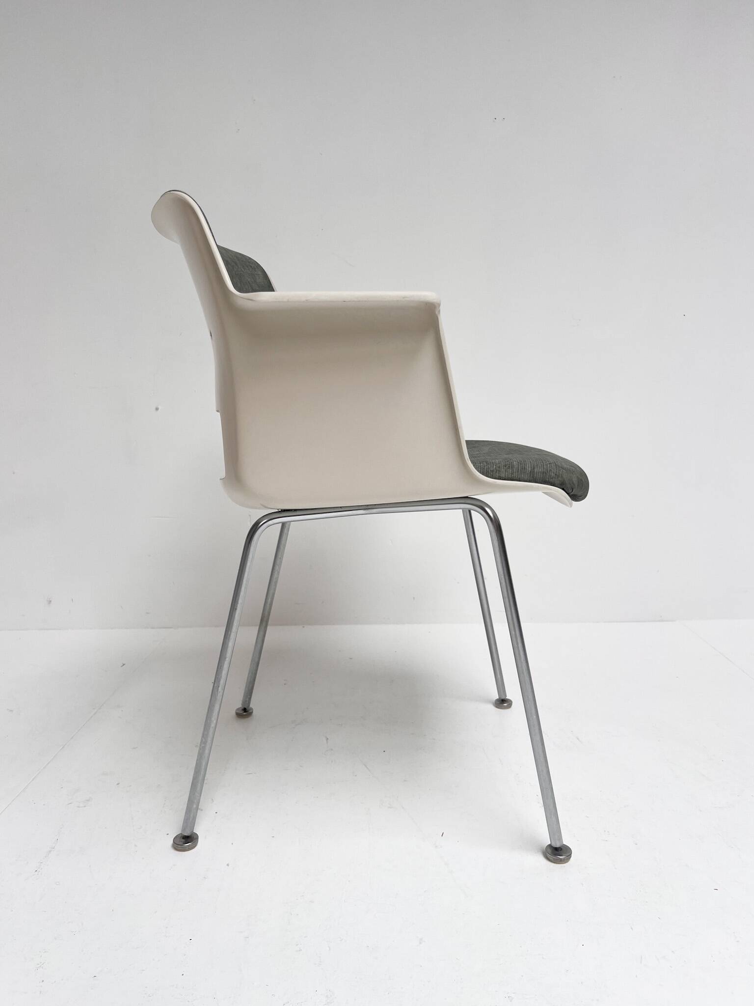 Gispen Model 2225 shell chair by Andre Cordemeijer, 1960s