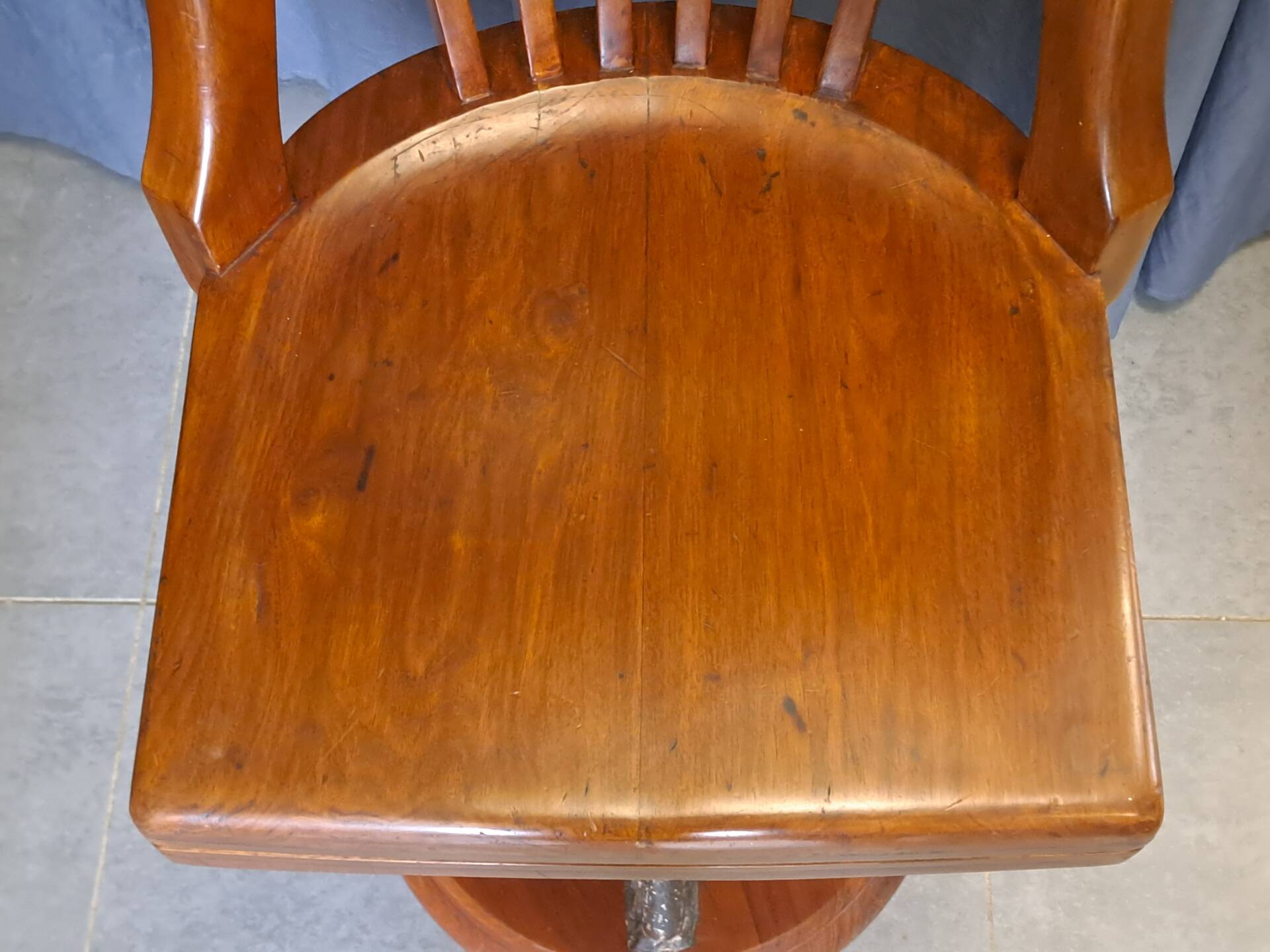 Swivel American chair in walnut and cast iron