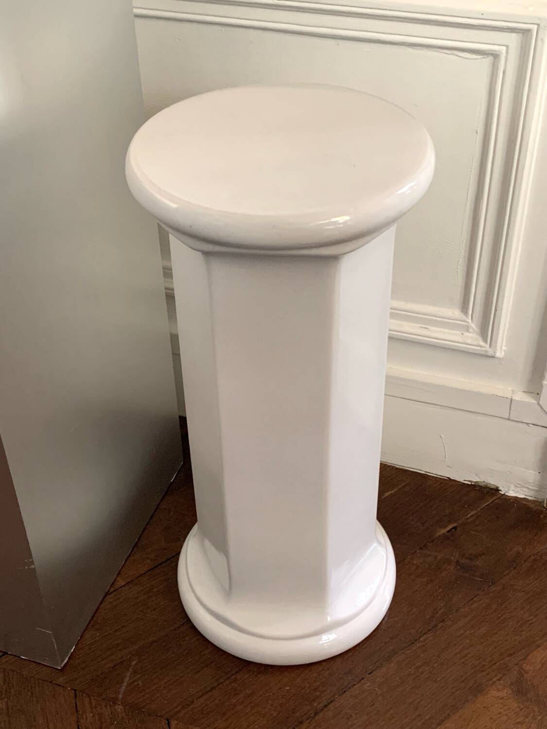Crackle earthenware stand