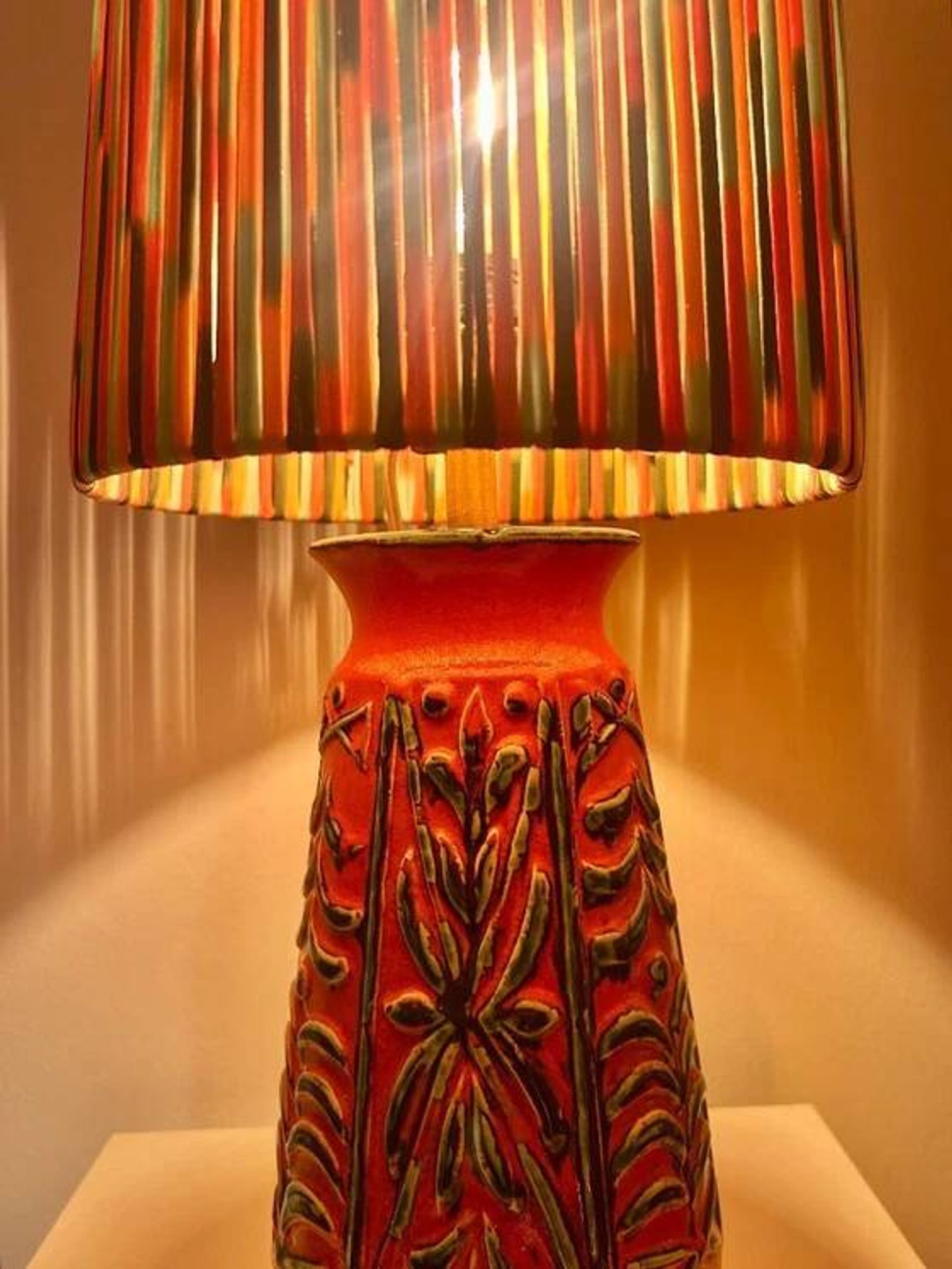 Lampe de table d'ambiance upcyclée à partir d'un vase en céramique Übelacker.