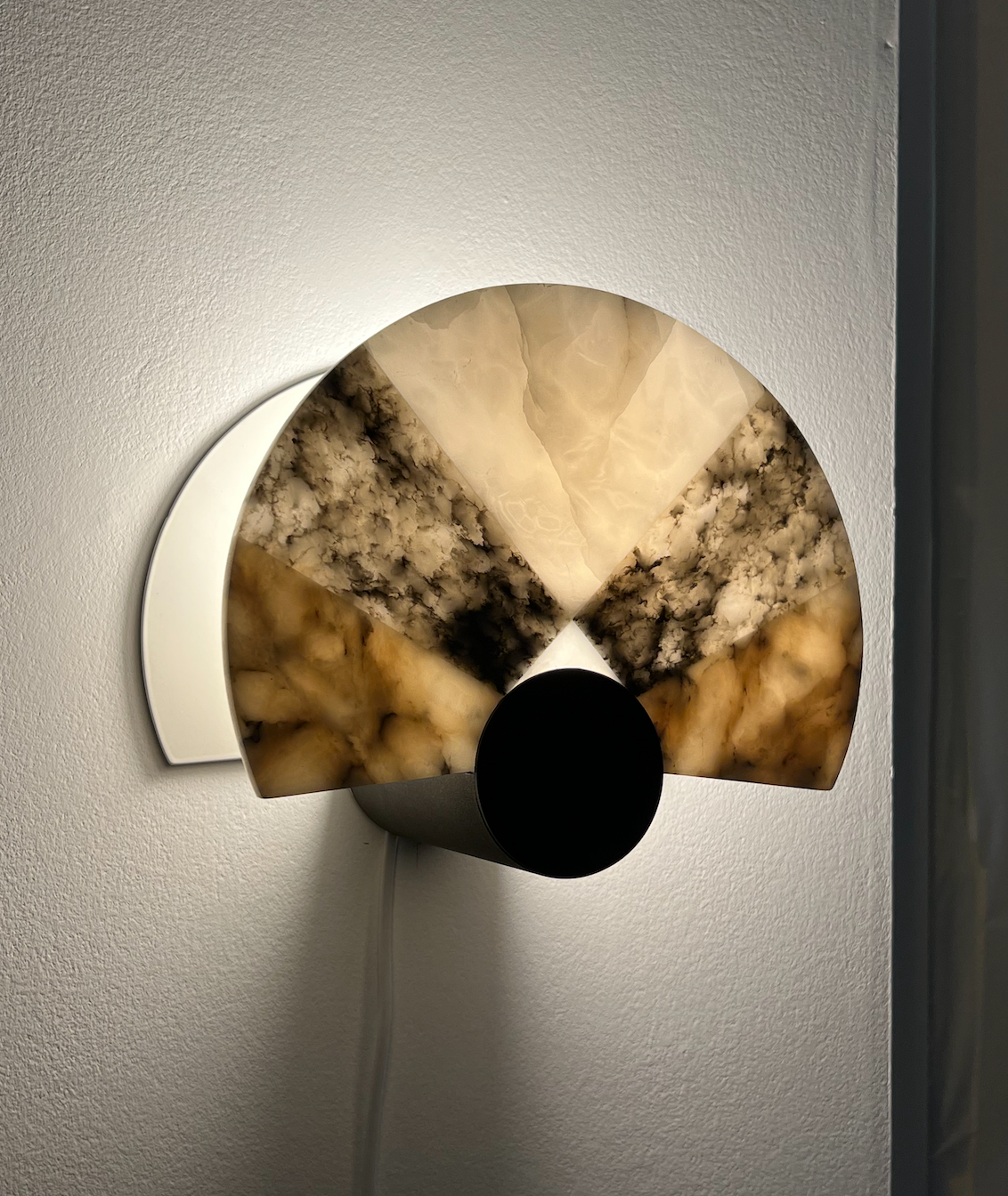 Rainbow wall lamp in alabaster and marble in the taste of Angelo Mangiarotti.
