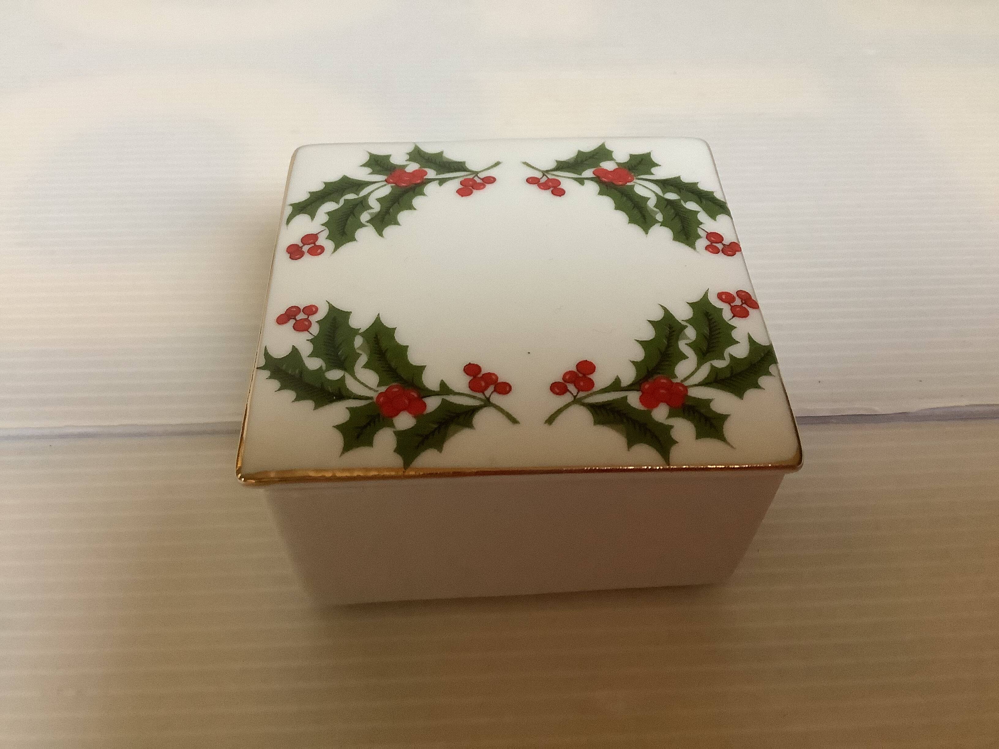Boîte aux motifs de houx
