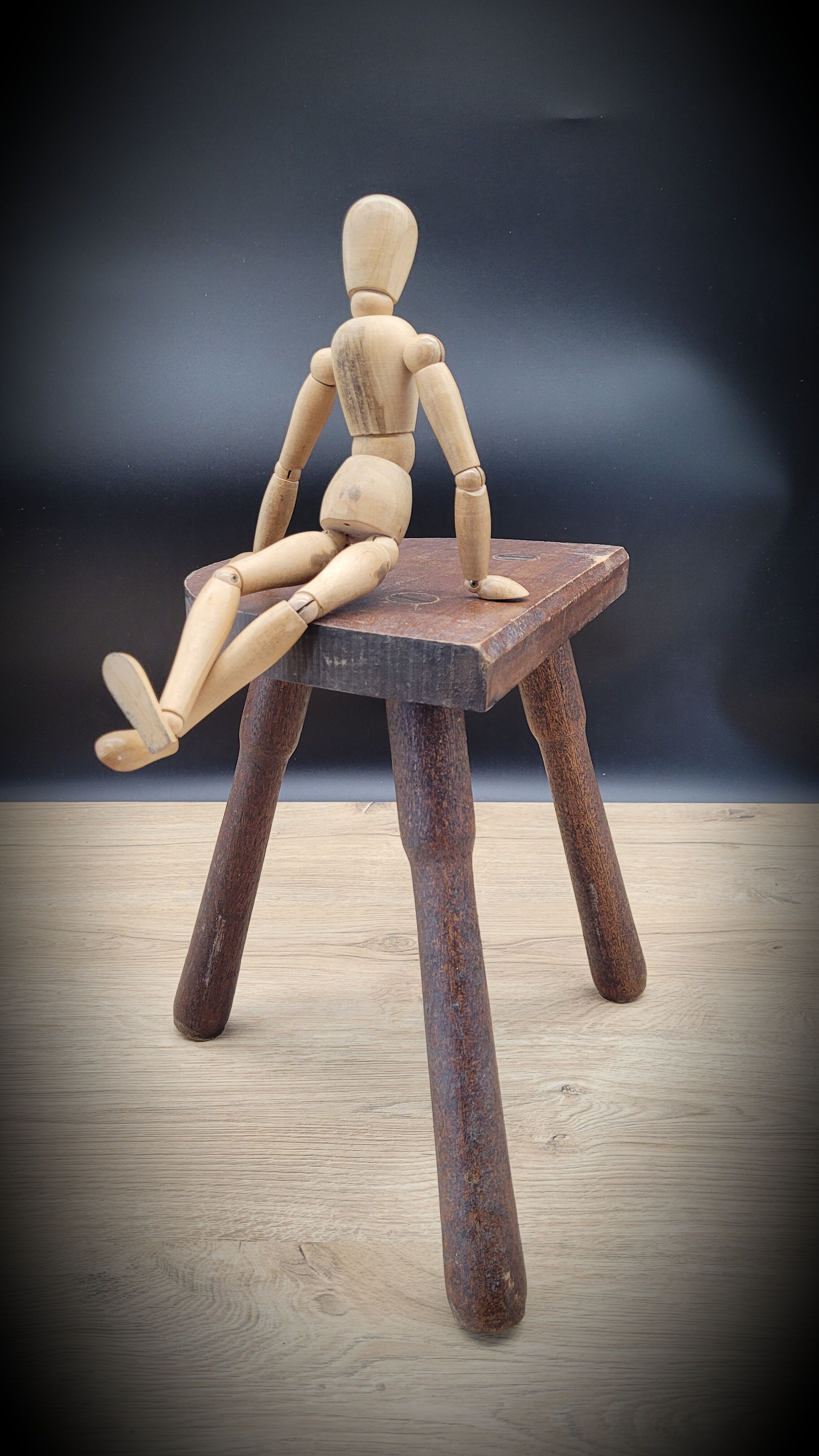 Half-round cowherd tripod stool