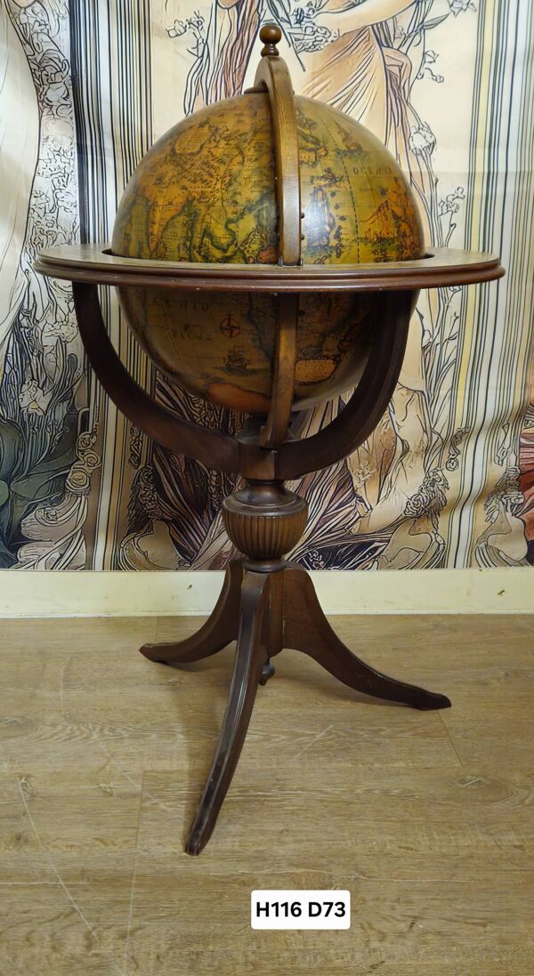 Globe terrestre bar ouvrant sur piètement tripode – XXe siècle - circa 1970