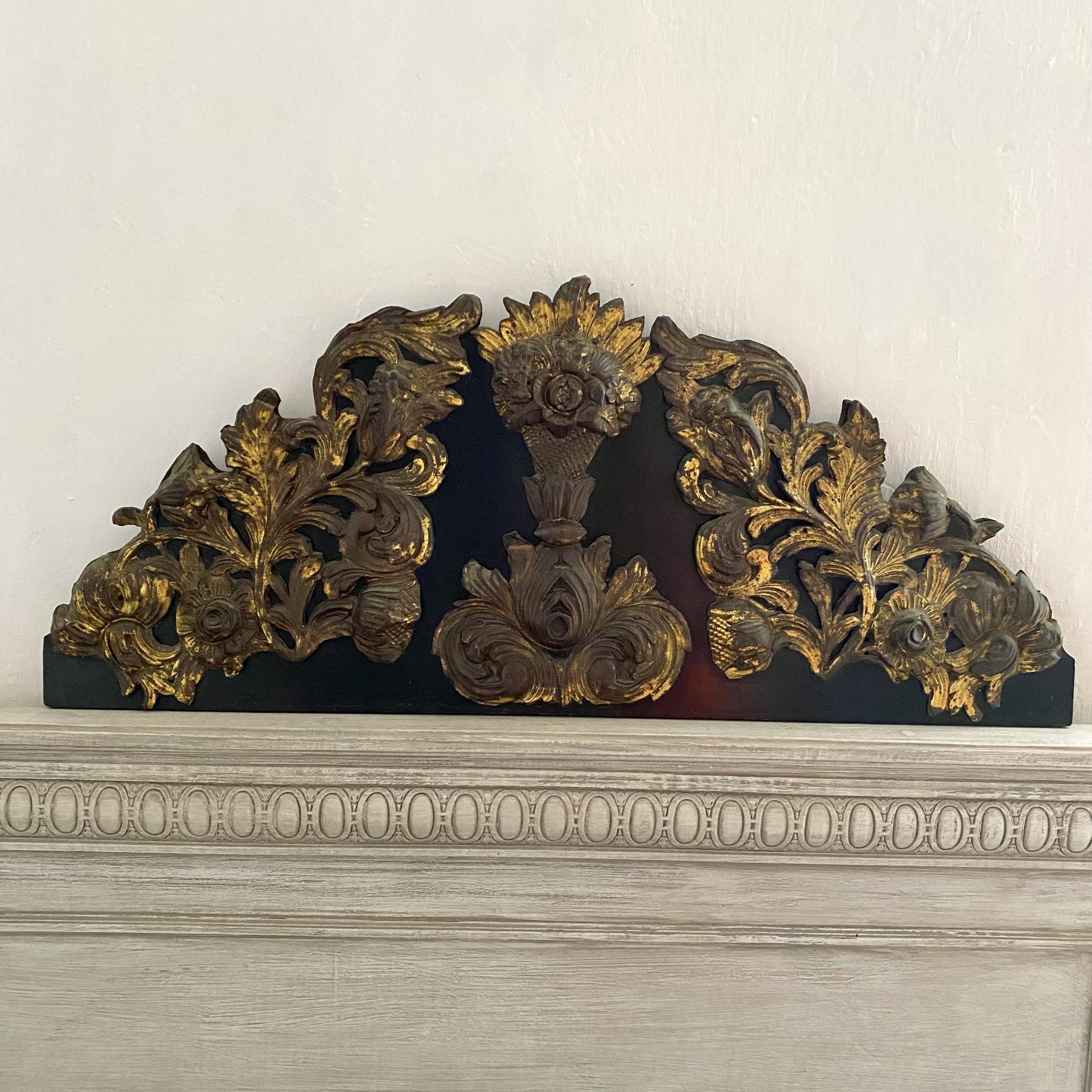 Pediment in blackened wood and 19th century embossed gilded metal foil