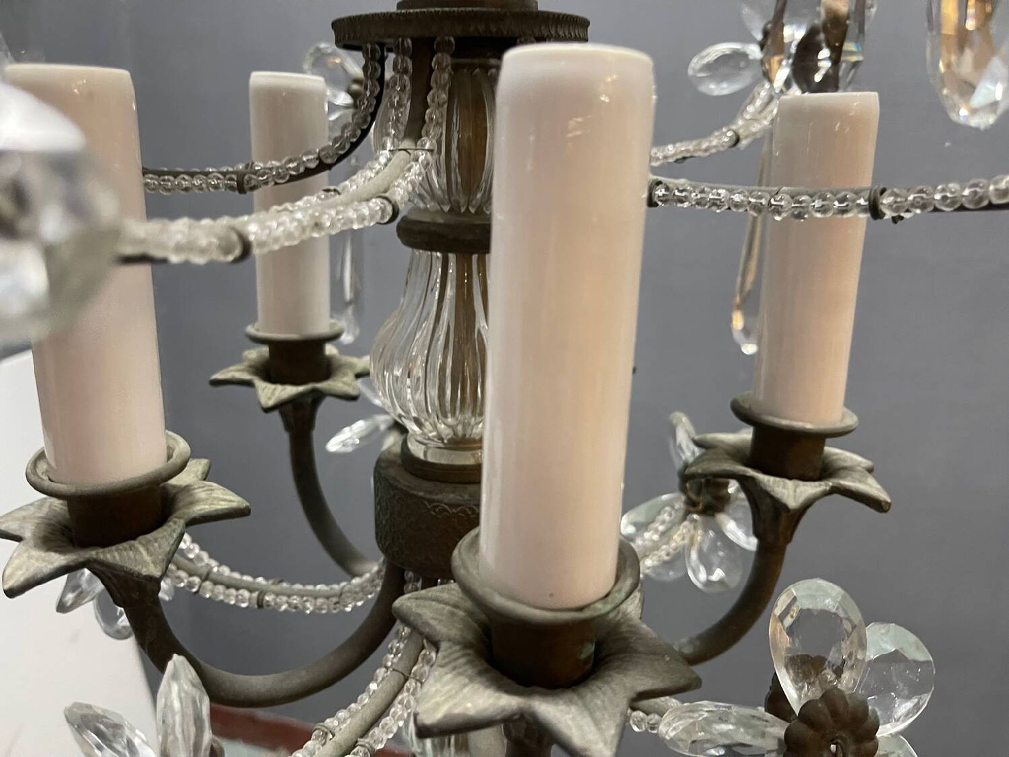 Chandelier en bronze avec fleurs en perles de cristal des années 1950