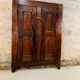 Portes anciennes en bois d'une armoire savoyarde chalet montagne vintage