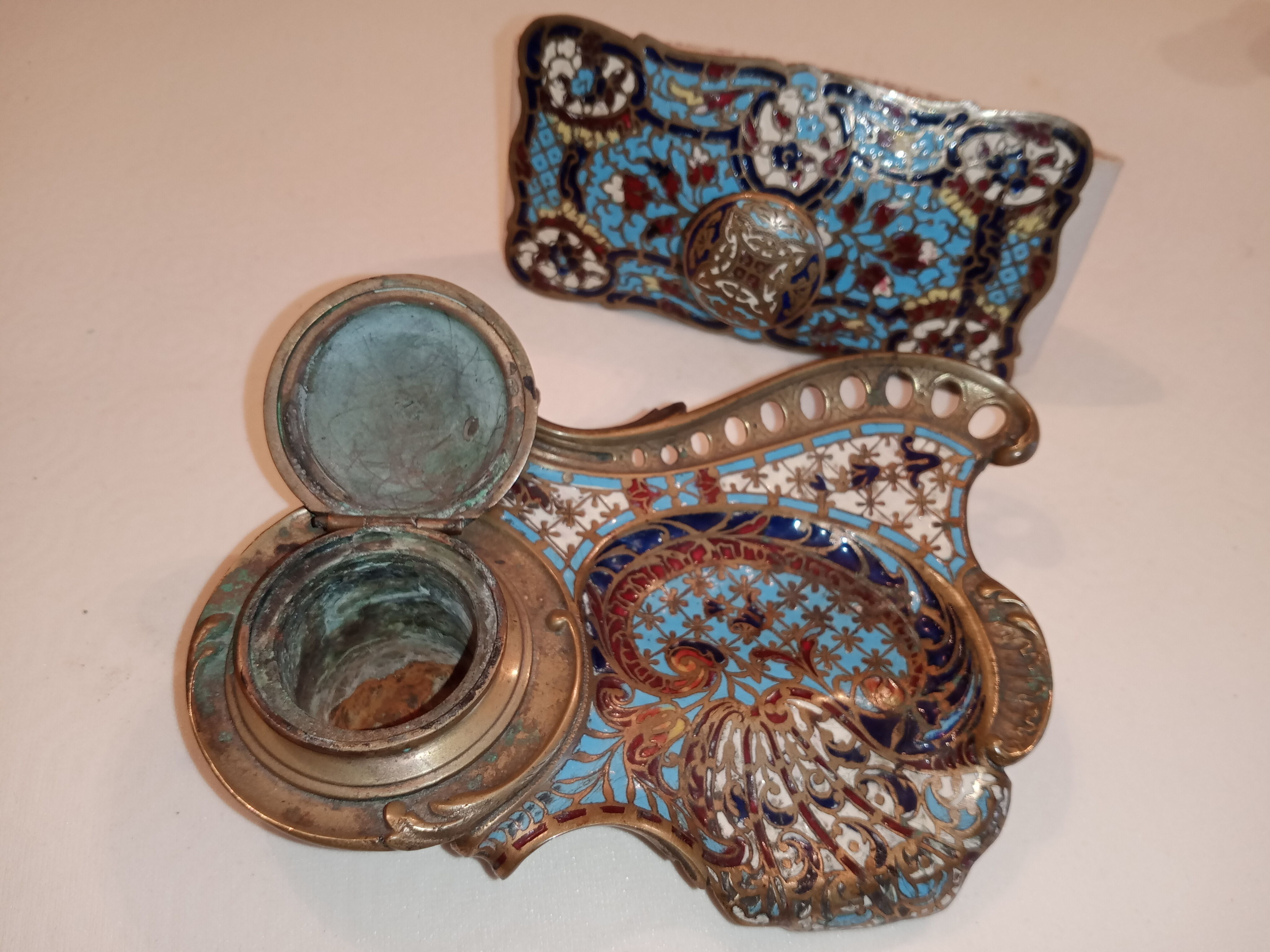 Bronze desk needs partitioned