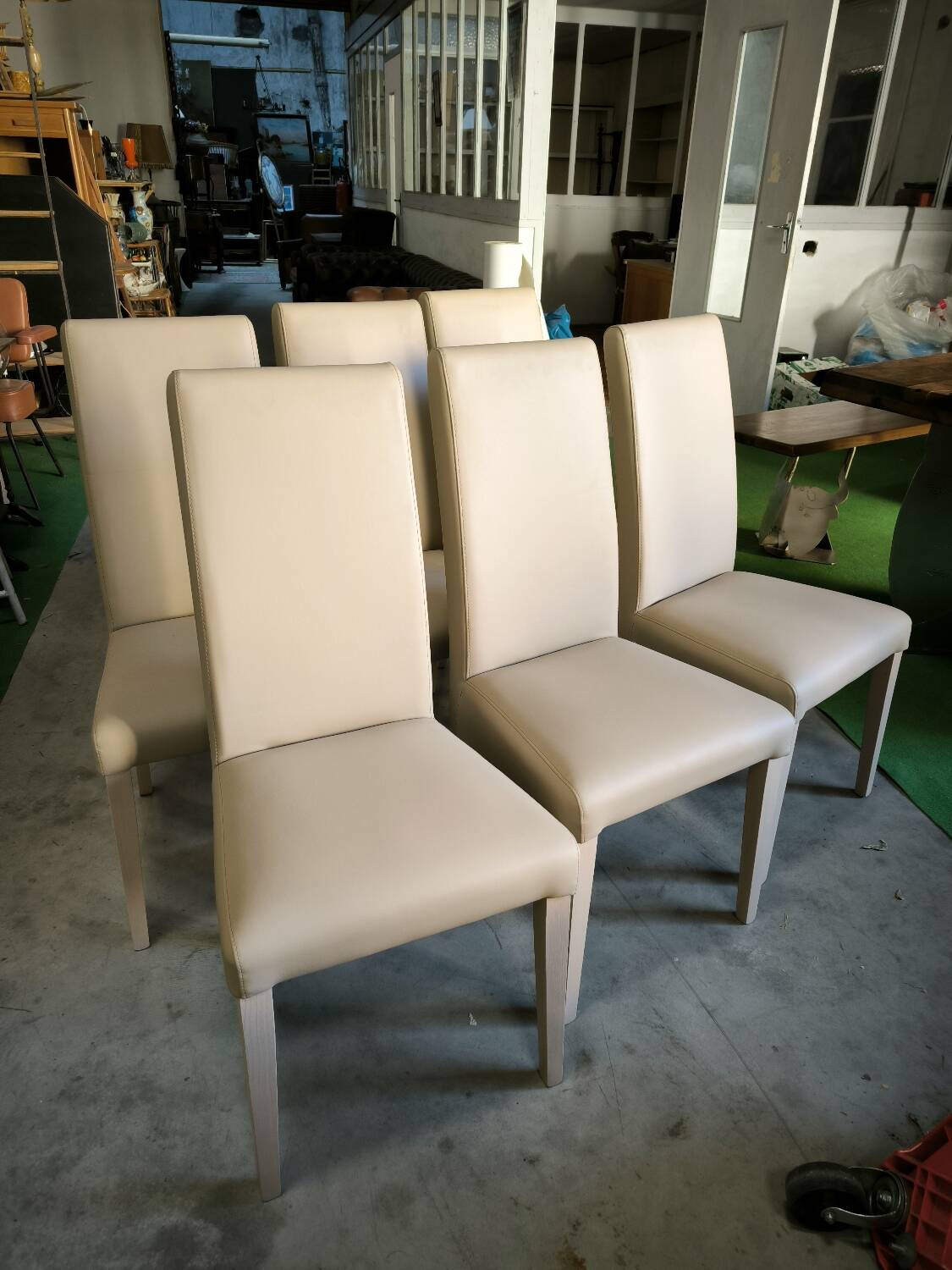 Set of 6 Italian chairs in two-tone leather