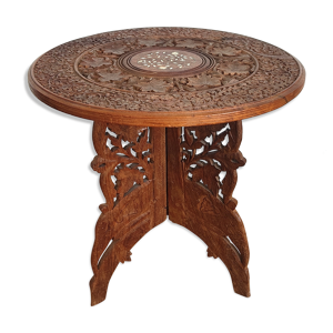 Table en bois sculpté