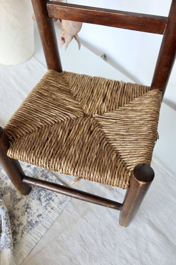 Chaise enfant vintage en bois foncé et assise en paille tressée