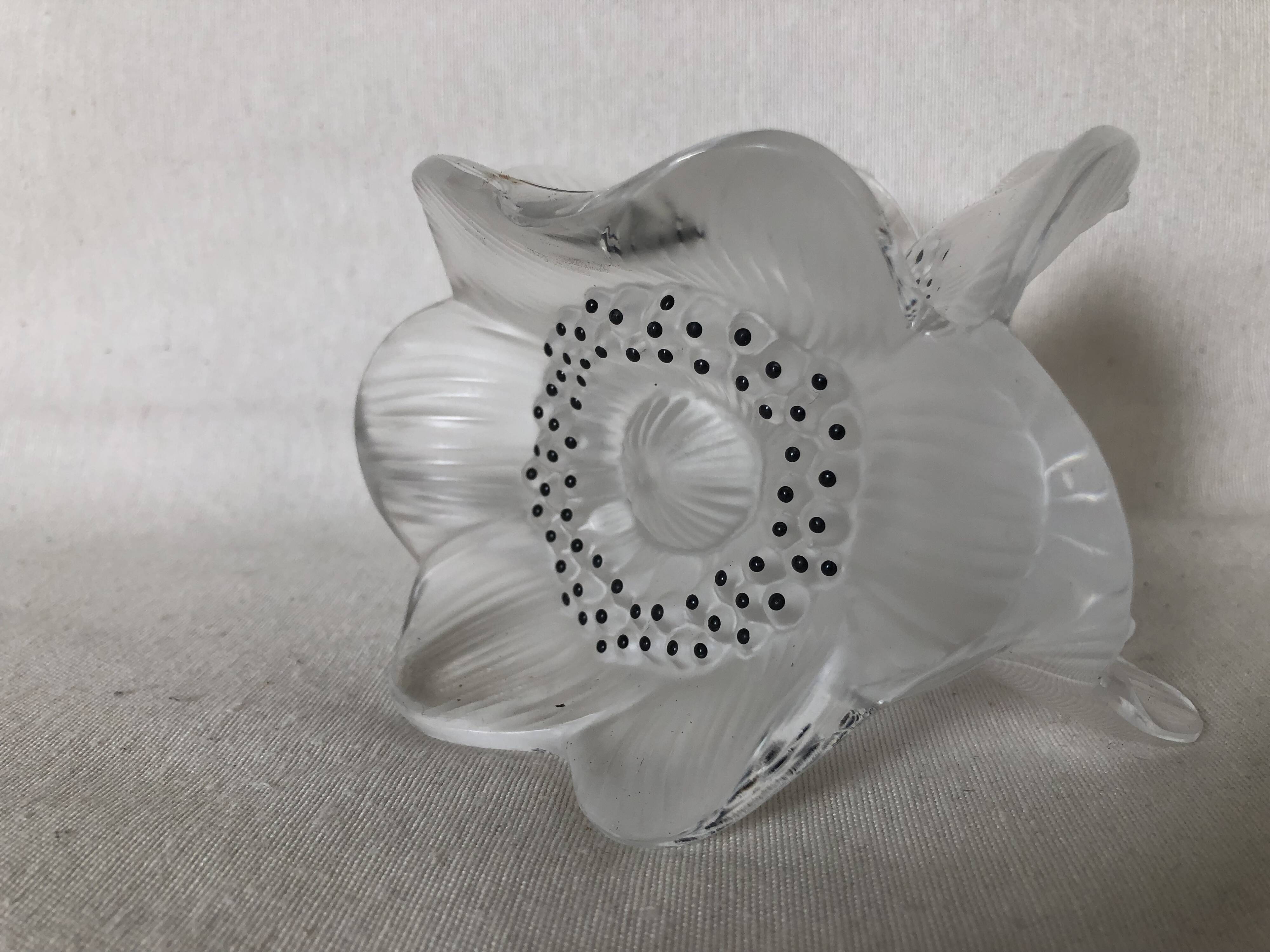 Crystal candlestick LALIQUE, three anemone flowers