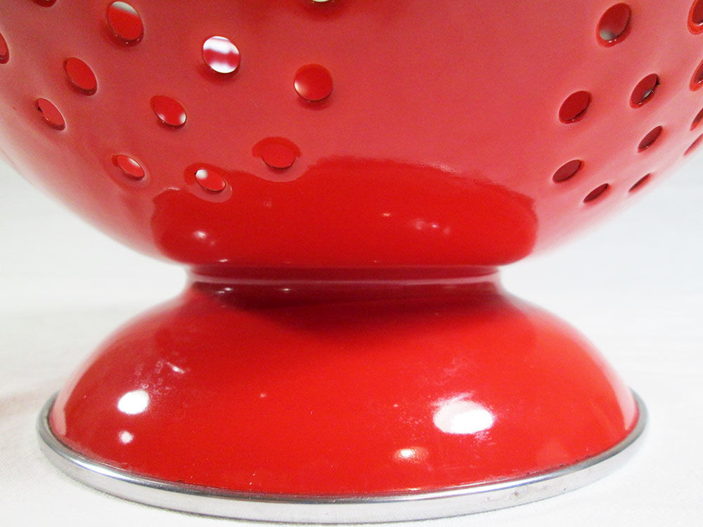 Colander on foot in red enamelled metal