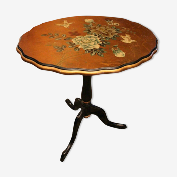 Pedestal table with tilting top in lacquered wood on a gold background Far East China