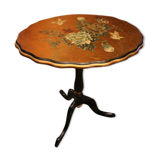 Pedestal table with tilting top in lacquered wood on a gold background Far East China
