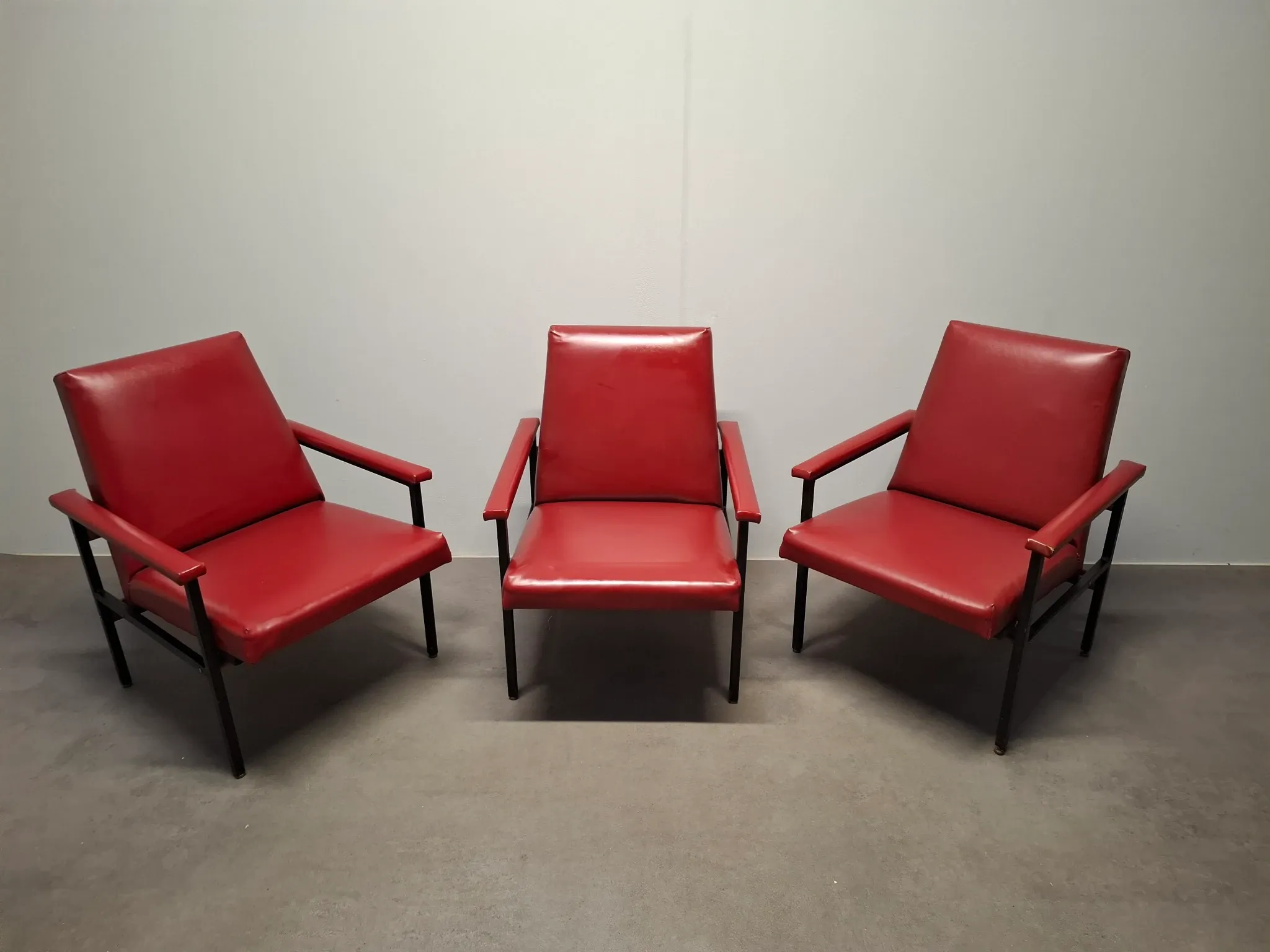 Ensemble de 3 fauteuils rouges de style mid-century moderne, Tchécoslovaquie, années 1970.