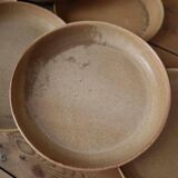 6 assiettes plates à rebords en grès