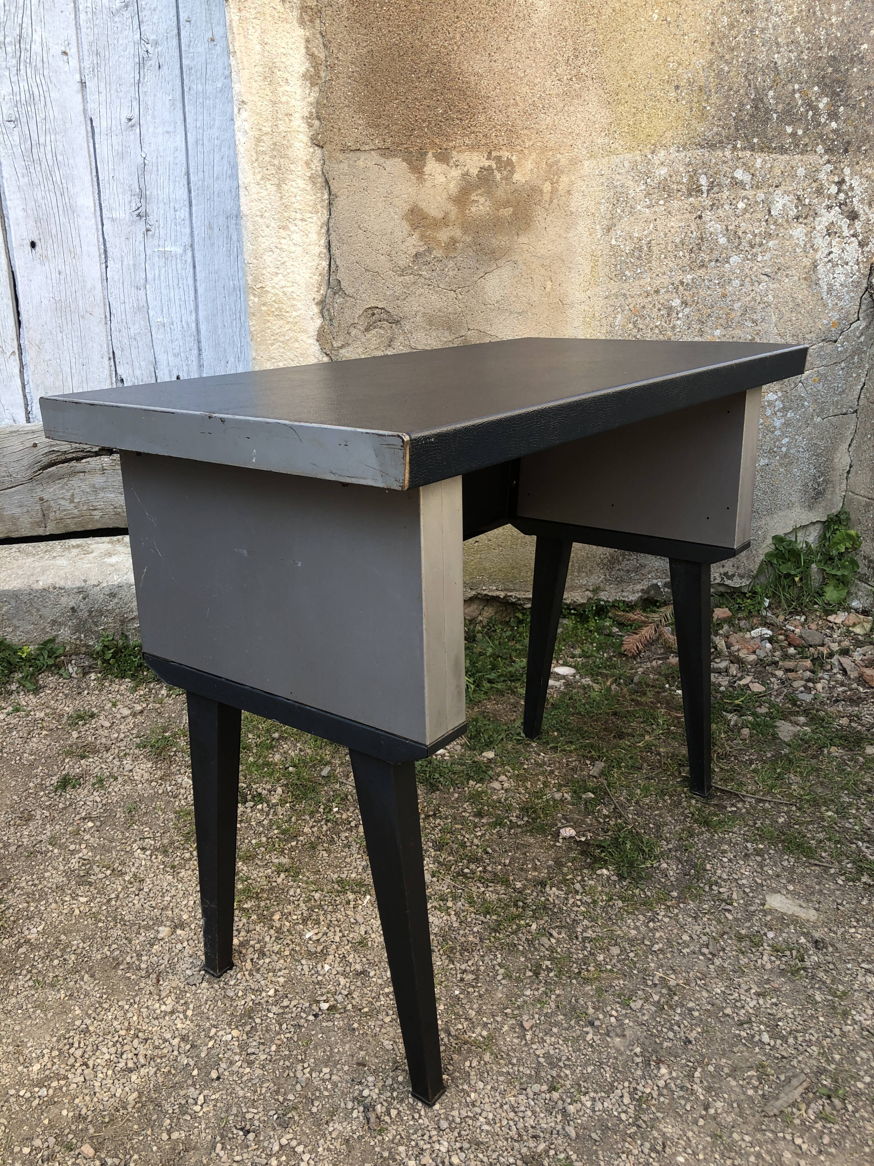 Strafor industrial desk