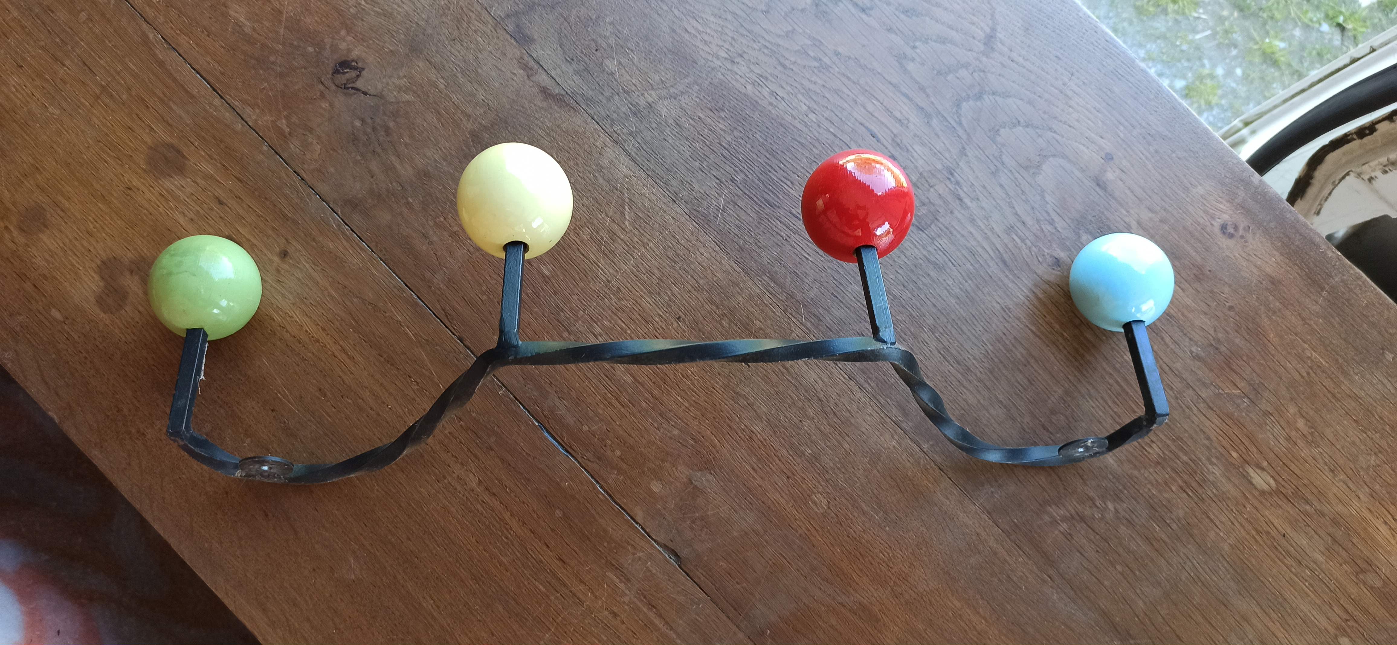 Patère boules bois portemanteau fer noir year 50