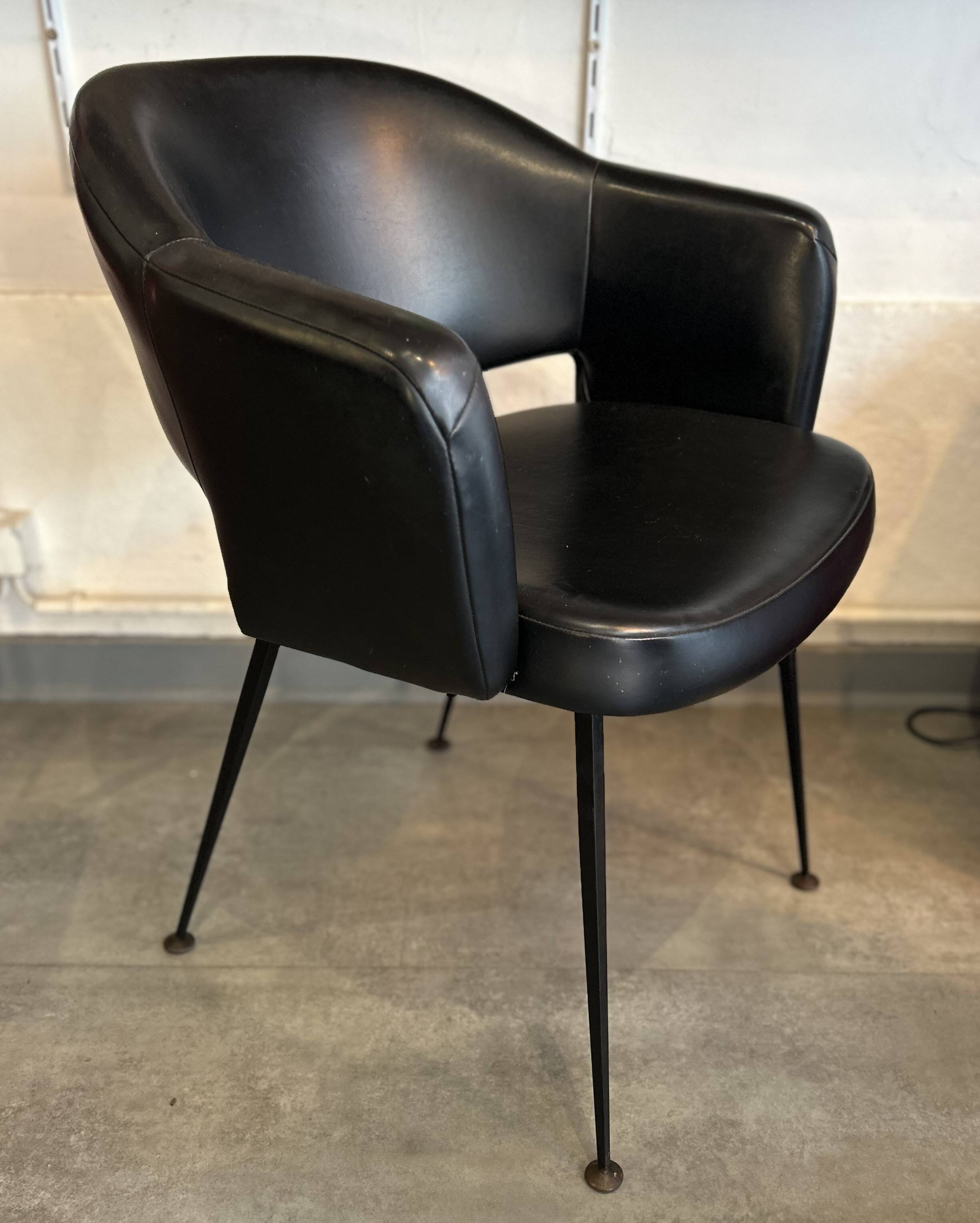 1960 armchair in black faux leather in the style of Eero Saarinen, Knoll.