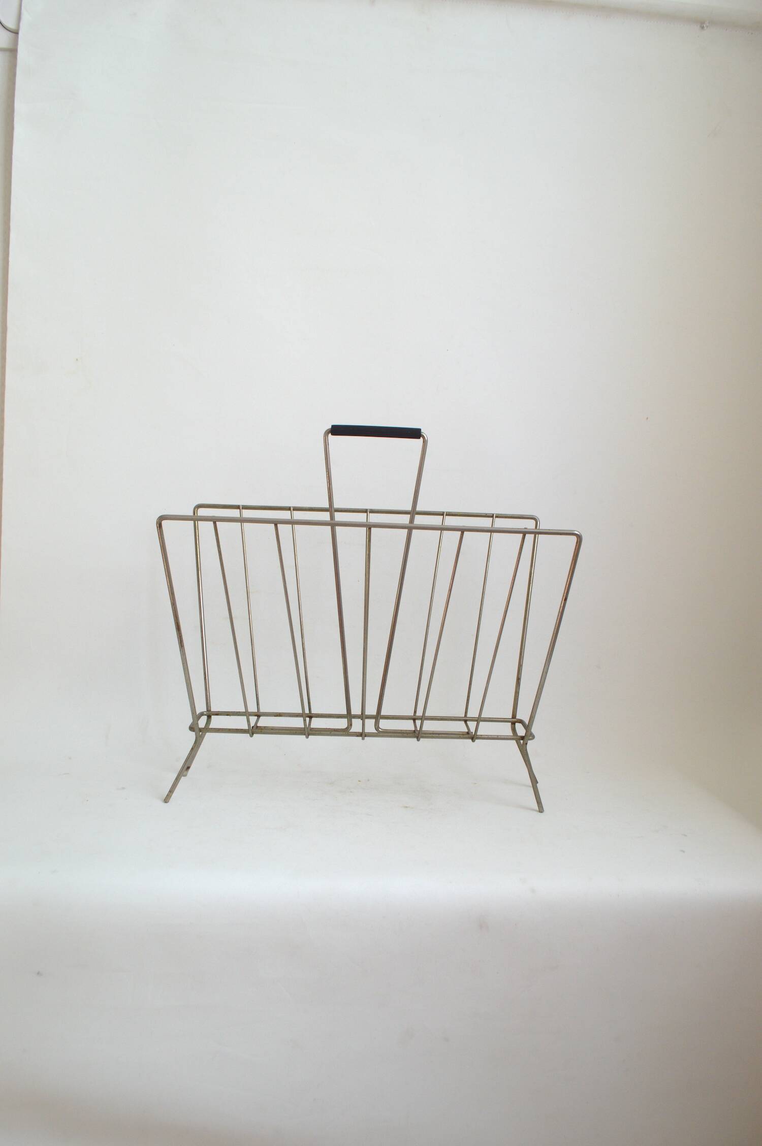 Metal magazine rack