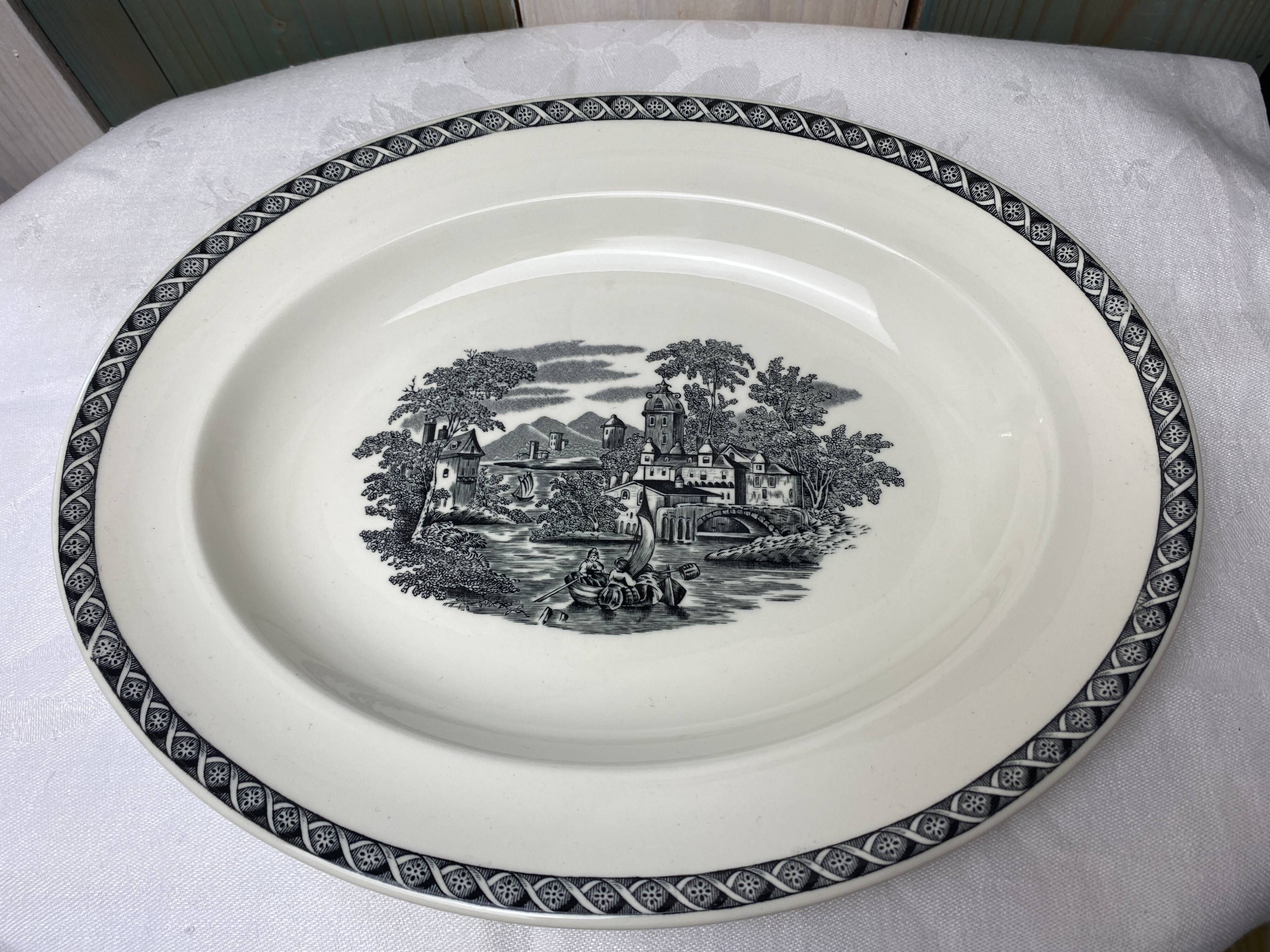 Set of 2 oval dishes in Wedgwood porcelain model "Lugano" old