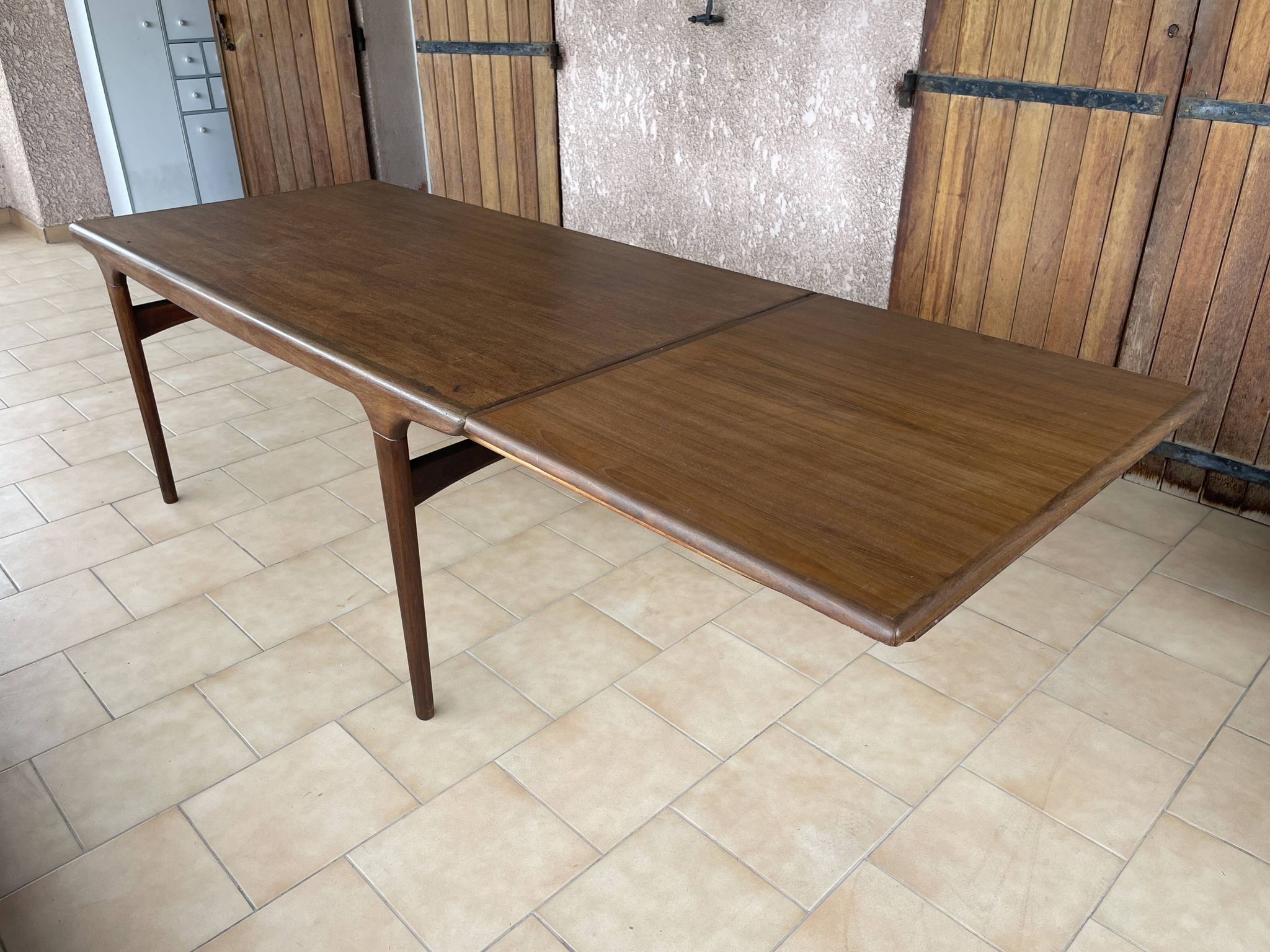Table scandinave en teck par Johannes Andersen pour Samcom 1960