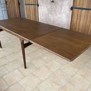 Table scandinave en teck par Johannes Andersen pour Samcom 1960