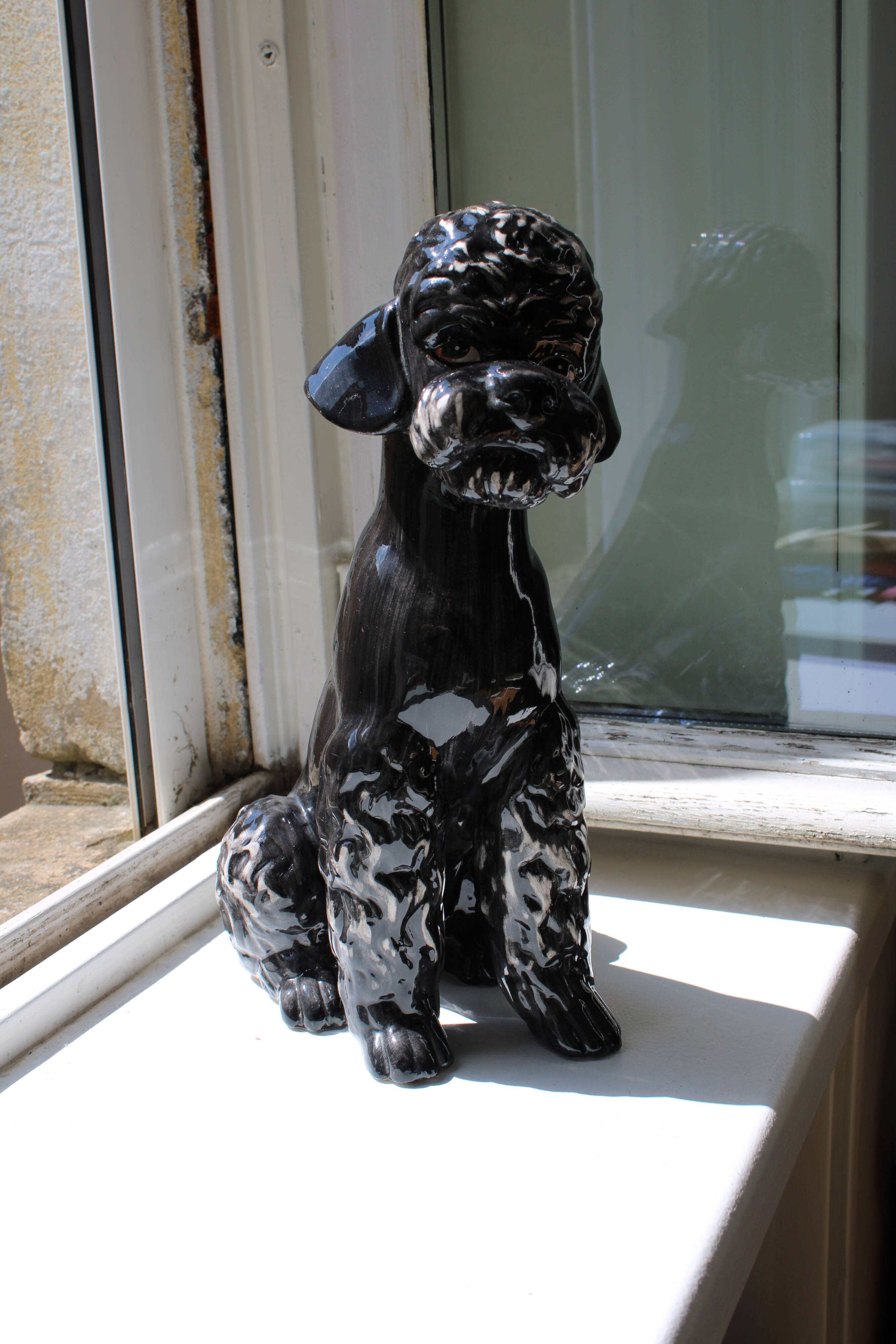 Grande sculpture de caniche noir kitsch vintage