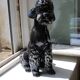 Grande sculpture de caniche noir kitsch vintage