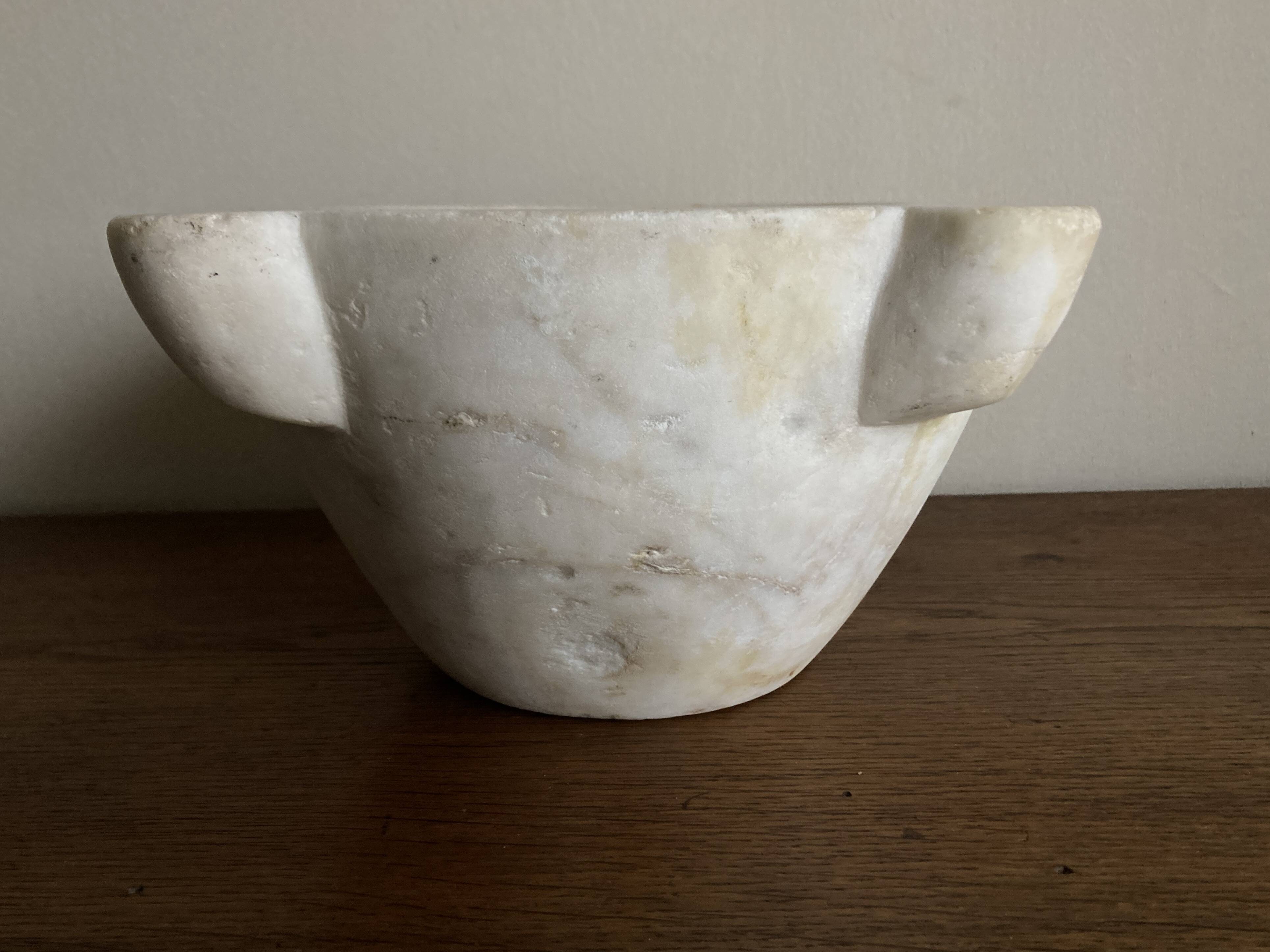 Mortier 19e néo classique en marbre blanc XXL