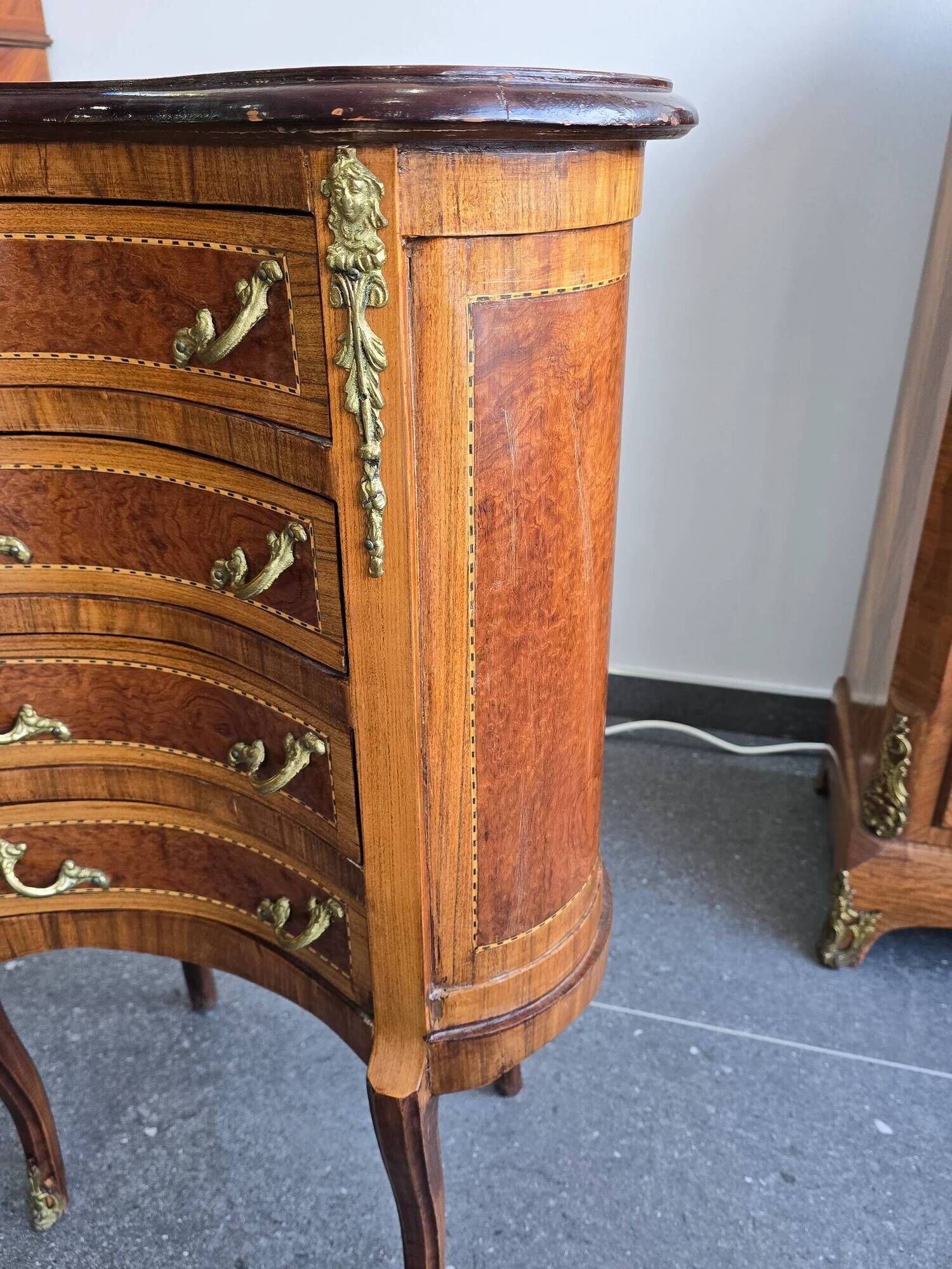 Commode galbée demi-lune en marqueterie – style Louis XV, fin XIXe siècle