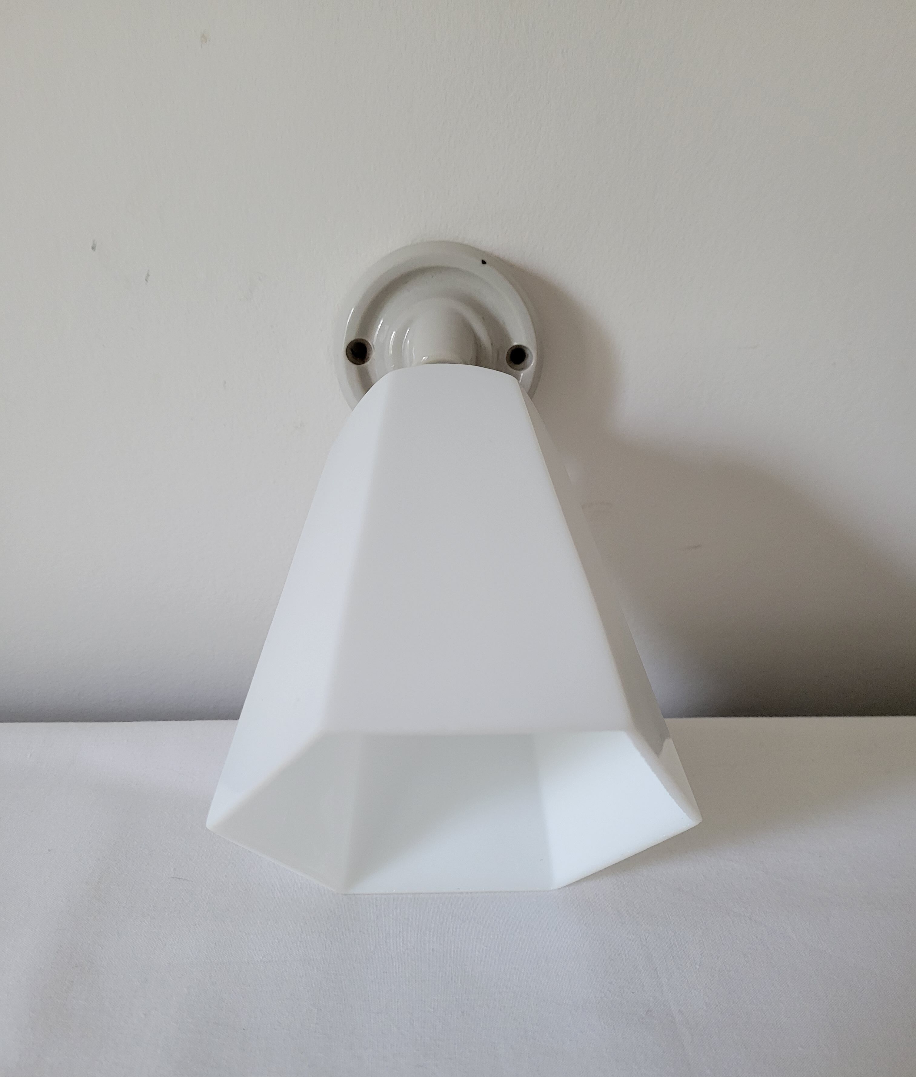 Art Deco wall lamp in opaline and porcelain
