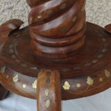 Paire de petites tables guéridon indienne en bois sculpté et orné