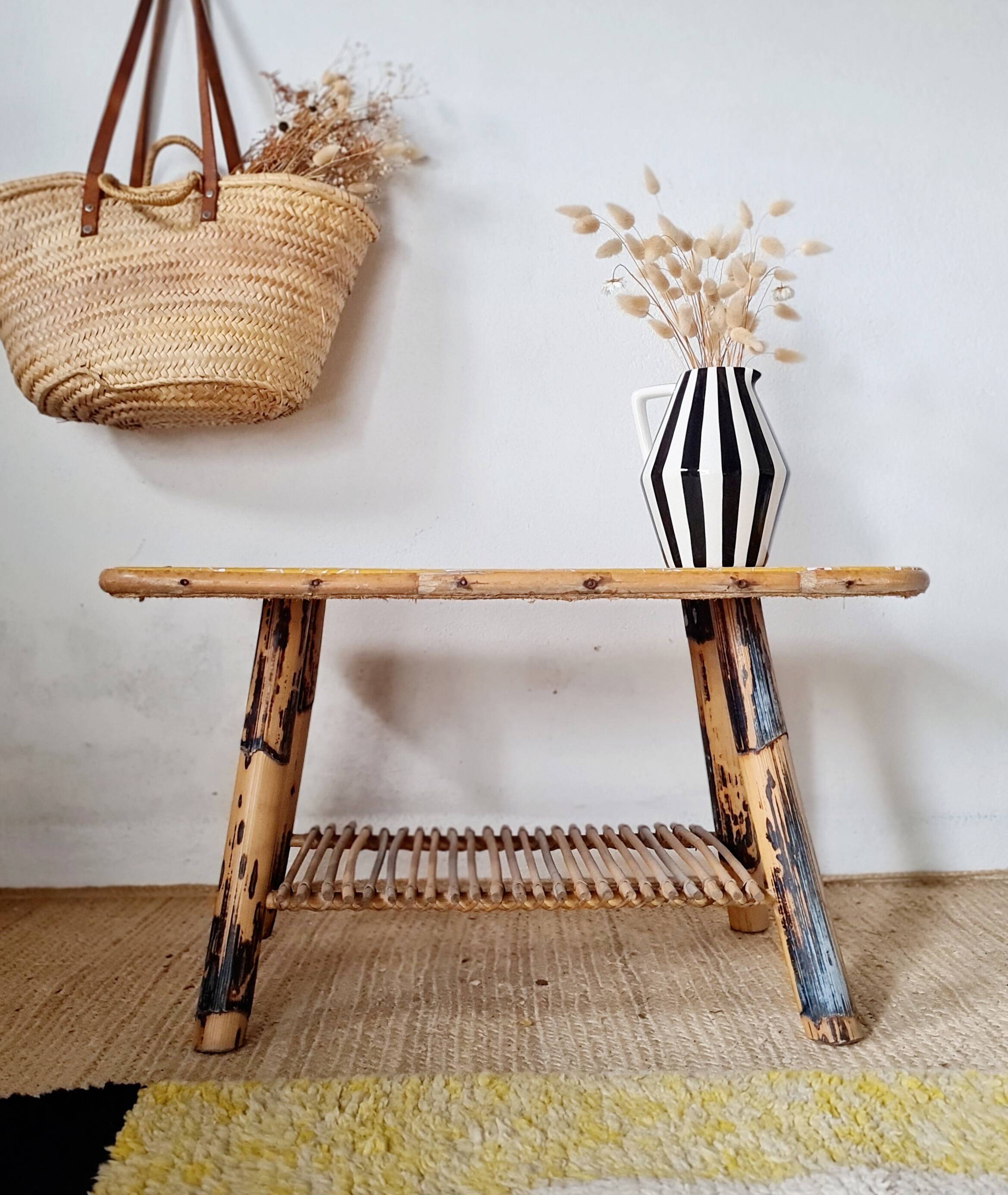 Table basse en rotin plateau tissu fleuri jaune